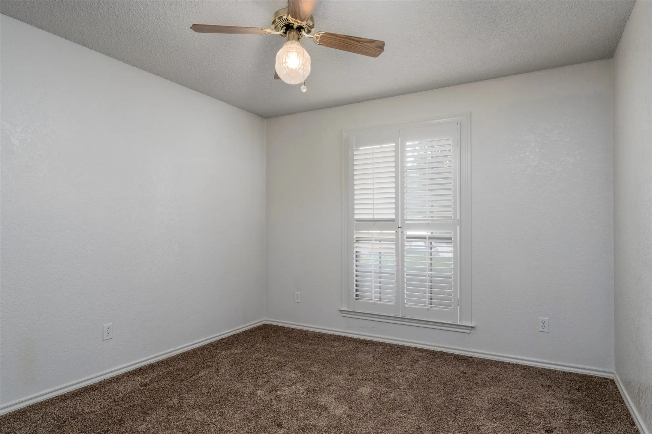 Single Family Residence For Sale in Tarrant County , 7454 Queensbury Circle, Fort Worth, Texas 76133, 4 Bedroom, 2 Bathroom, 2 Garage spaces, 2,509 Sqft, built in 1985, mls#21290325, Real Estate Agent in Fort Worth, Homes For Sale in Tarrant county, Homes For Sale in Fort Worth, Realtor in Fort Worth Texas, Real Estate Brokerage Independent Realty Texas, Luminita Cordes Realtor