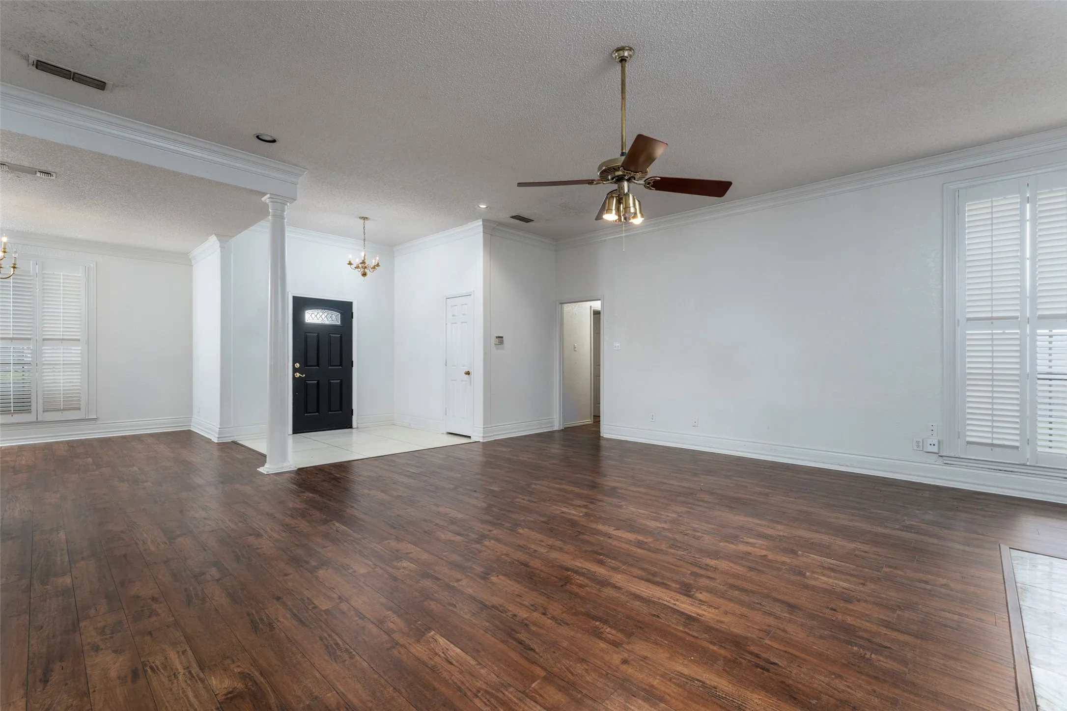 Single Family Residence For Sale in Tarrant County , 7454 Queensbury Circle, Fort Worth, Texas 76133, 4 Bedroom, 2 Bathroom, 2 Garage spaces, 2,509 Sqft, built in 1985, mls#21290325, Real Estate Agent in Fort Worth, Homes For Sale in Tarrant county, Homes For Sale in Fort Worth, Realtor in Fort Worth Texas, Real Estate Brokerage Independent Realty Texas, Luminita Cordes Realtor