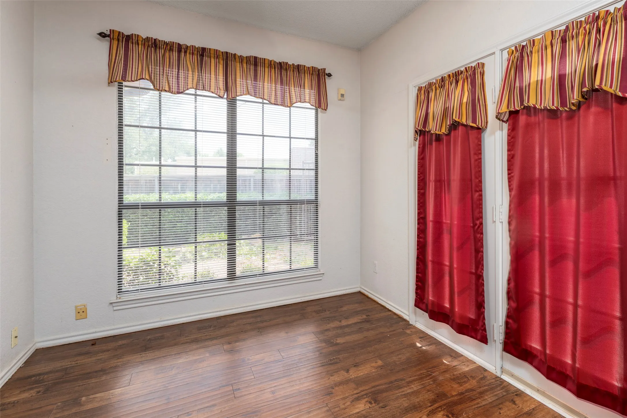 Single Family Residence For Sale in Tarrant County , 7454 Queensbury Circle, Fort Worth, Texas 76133, 4 Bedroom, 2 Bathroom, 2 Garage spaces, 2,509 Sqft, built in 1985, mls#21290325, Real Estate Agent in Fort Worth, Homes For Sale in Tarrant county, Homes For Sale in Fort Worth, Realtor in Fort Worth Texas, Real Estate Brokerage Independent Realty Texas, Luminita Cordes Realtor