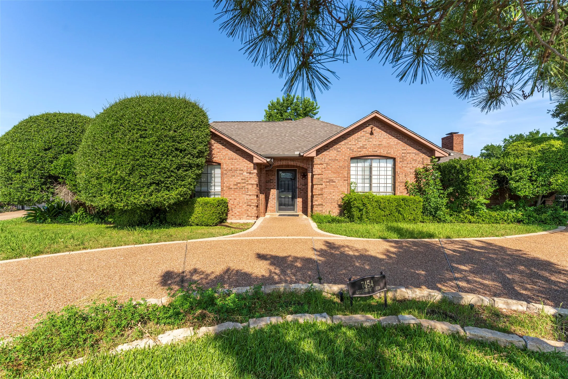 Single Family Residence For Sale in Tarrant County , 7454 Queensbury Circle, Fort Worth, Texas 76133, 4 Bedroom, 2 Bathroom, 2 Garage spaces, 2,509 Sqft, built in 1985, mls#21290325, Real Estate Agent in Fort Worth, Homes For Sale in Tarrant county, Homes For Sale in Fort Worth, Realtor in Fort Worth Texas, Real Estate Brokerage Independent Realty Texas, Luminita Cordes Realtor
