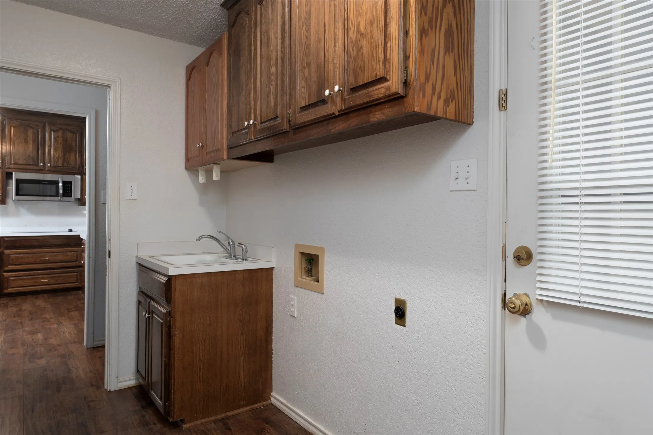 Single Family Residence For Sale in Tarrant County , 7454 Queensbury Circle, Fort Worth, Texas 76133, 4 Bedroom, 2 Bathroom, 2 Garage spaces, 2,509 Sqft, built in 1985, mls#21290325, Real Estate Agent in Fort Worth, Homes For Sale in Tarrant county, Homes For Sale in Fort Worth, Realtor in Fort Worth Texas, Real Estate Brokerage Independent Realty Texas, Luminita Cordes Realtor