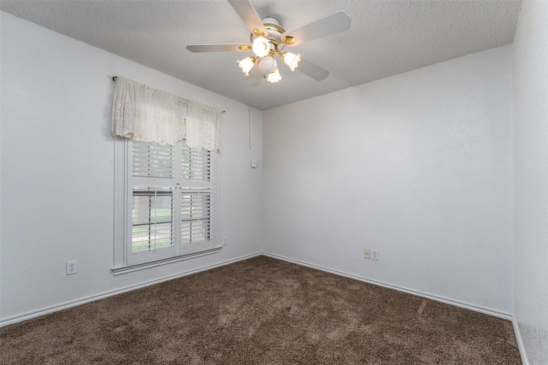 Single Family Residence For Sale in Tarrant County , 7454 Queensbury Circle, Fort Worth, Texas 76133, 4 Bedroom, 2 Bathroom, 2 Garage spaces, 2,509 Sqft, built in 1985, mls#21290325, Real Estate Agent in Fort Worth, Homes For Sale in Tarrant county, Homes For Sale in Fort Worth, Realtor in Fort Worth Texas, Real Estate Brokerage Independent Realty Texas, Luminita Cordes Realtor