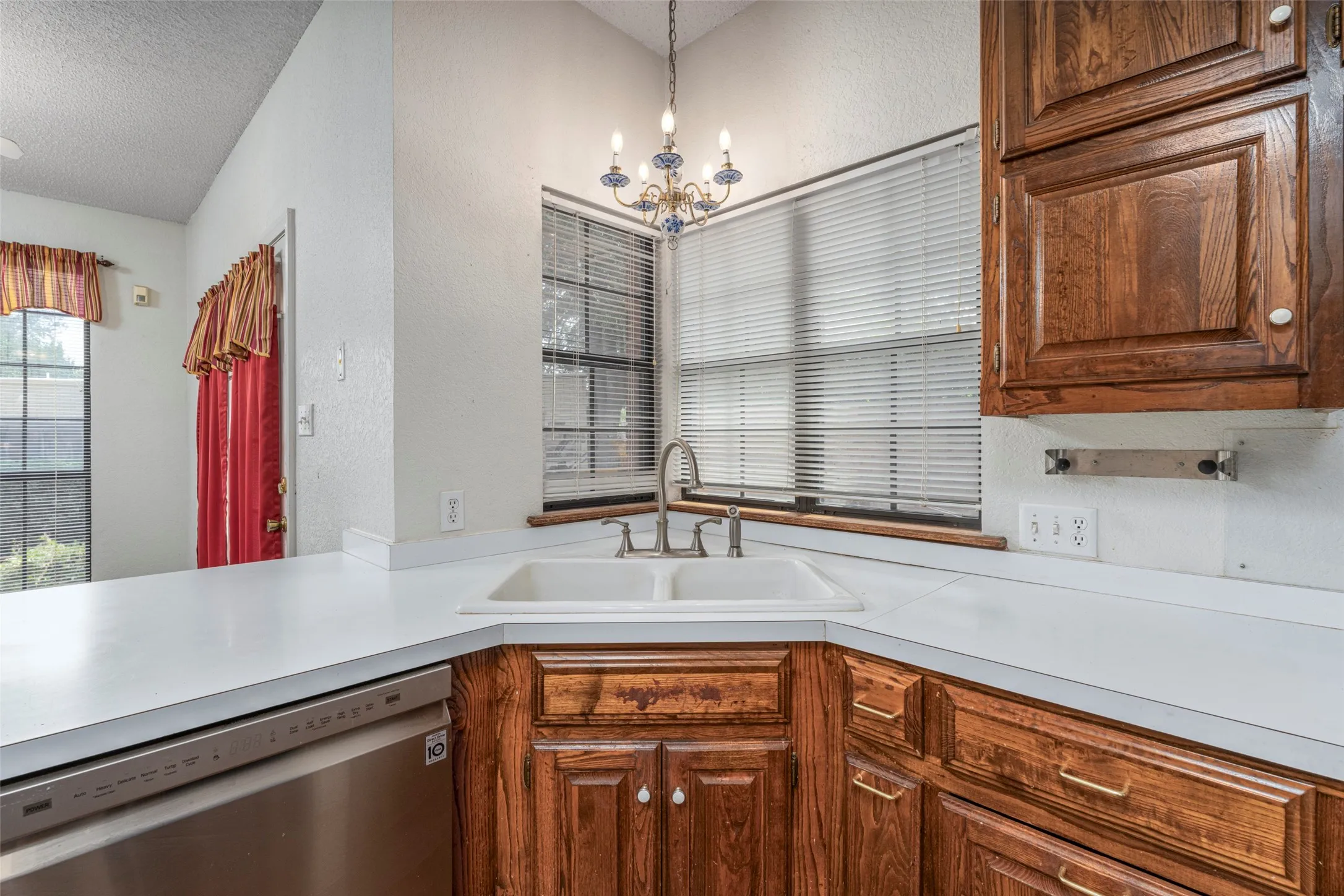 Single Family Residence For Sale in Tarrant County , 7454 Queensbury Circle, Fort Worth, Texas 76133, 4 Bedroom, 2 Bathroom, 2 Garage spaces, 2,509 Sqft, built in 1985, mls#21290325, Real Estate Agent in Fort Worth, Homes For Sale in Tarrant county, Homes For Sale in Fort Worth, Realtor in Fort Worth Texas, Real Estate Brokerage Independent Realty Texas, Luminita Cordes Realtor