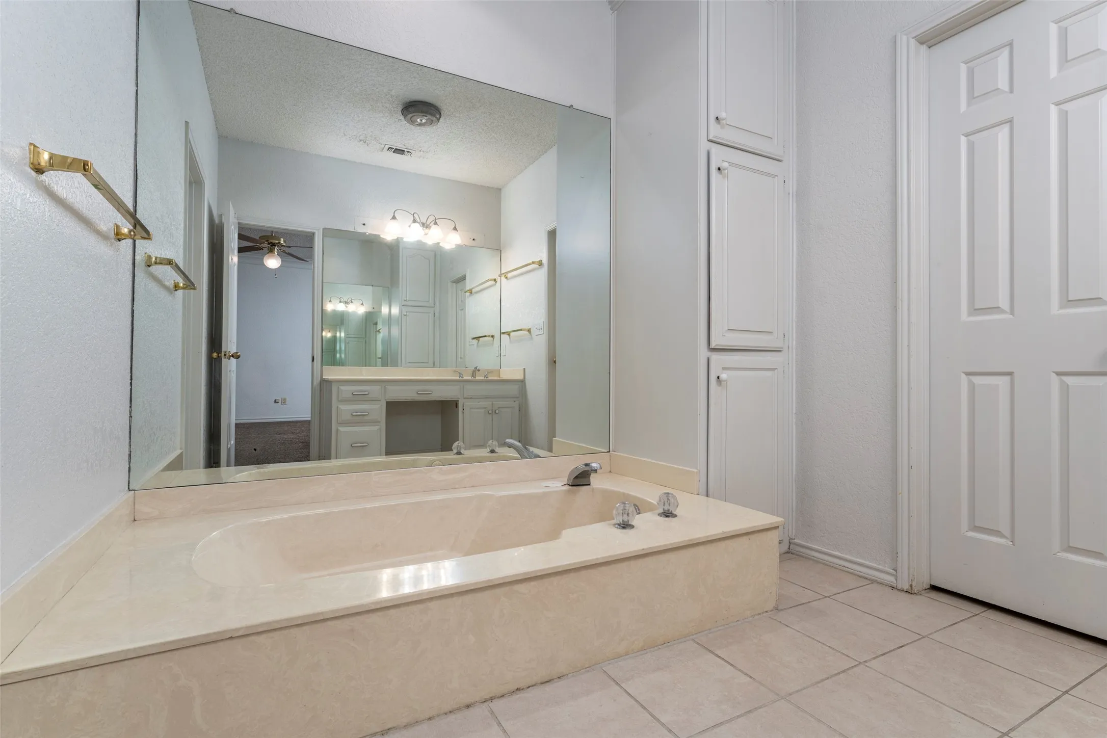 Single Family Residence For Sale in Tarrant County , 7454 Queensbury Circle, Fort Worth, Texas 76133, 4 Bedroom, 2 Bathroom, 2 Garage spaces, 2,509 Sqft, built in 1985, mls#21290325, Real Estate Agent in Fort Worth, Homes For Sale in Tarrant county, Homes For Sale in Fort Worth, Realtor in Fort Worth Texas, Real Estate Brokerage Independent Realty Texas, Luminita Cordes Realtor