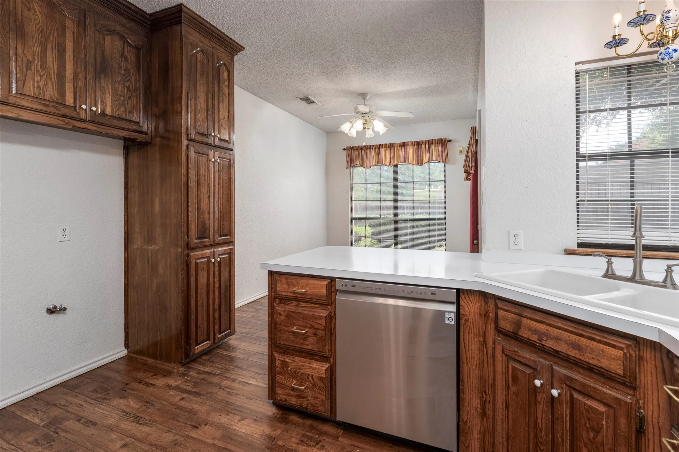 Single Family Residence For Sale in Tarrant County , 7454 Queensbury Circle, Fort Worth, Texas 76133, 4 Bedroom, 2 Bathroom, 2 Garage spaces, 2,509 Sqft, built in 1985, mls#21290325, Real Estate Agent in Fort Worth, Homes For Sale in Tarrant county, Homes For Sale in Fort Worth, Realtor in Fort Worth Texas, Real Estate Brokerage Independent Realty Texas, Luminita Cordes Realtor