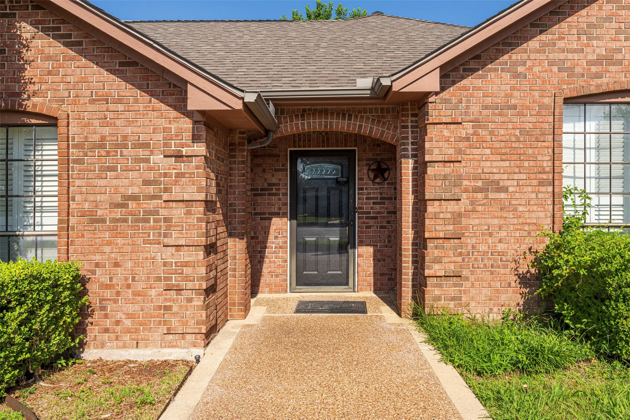 Single Family Residence For Sale in Tarrant County , 7454 Queensbury Circle, Fort Worth, Texas 76133, 4 Bedroom, 2 Bathroom, 2 Garage spaces, 2,509 Sqft, built in 1985, mls#21290325, Real Estate Agent in Fort Worth, Homes For Sale in Tarrant county, Homes For Sale in Fort Worth, Realtor in Fort Worth Texas, Real Estate Brokerage Independent Realty Texas, Luminita Cordes Realtor