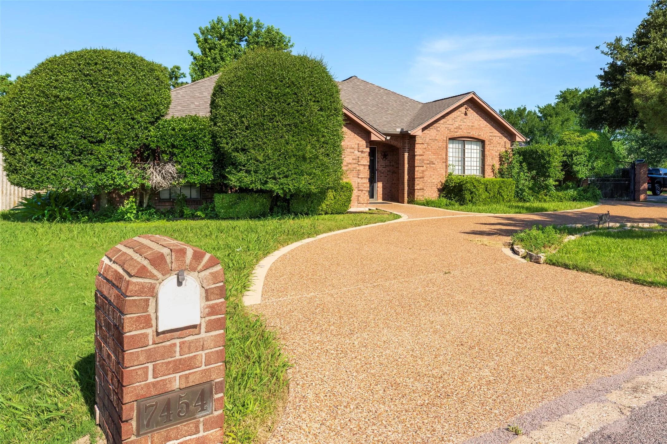 Single Family Residence For Sale in Tarrant County , 7454 Queensbury Circle, Fort Worth, Texas 76133, 4 Bedroom, 2 Bathroom, 2 Garage spaces, 2,509 Sqft, built in 1985, mls#21290325, Real Estate Agent in Fort Worth, Homes For Sale in Tarrant county, Homes For Sale in Fort Worth, Realtor in Fort Worth Texas, Real Estate Brokerage Independent Realty Texas, Luminita Cordes Realtor