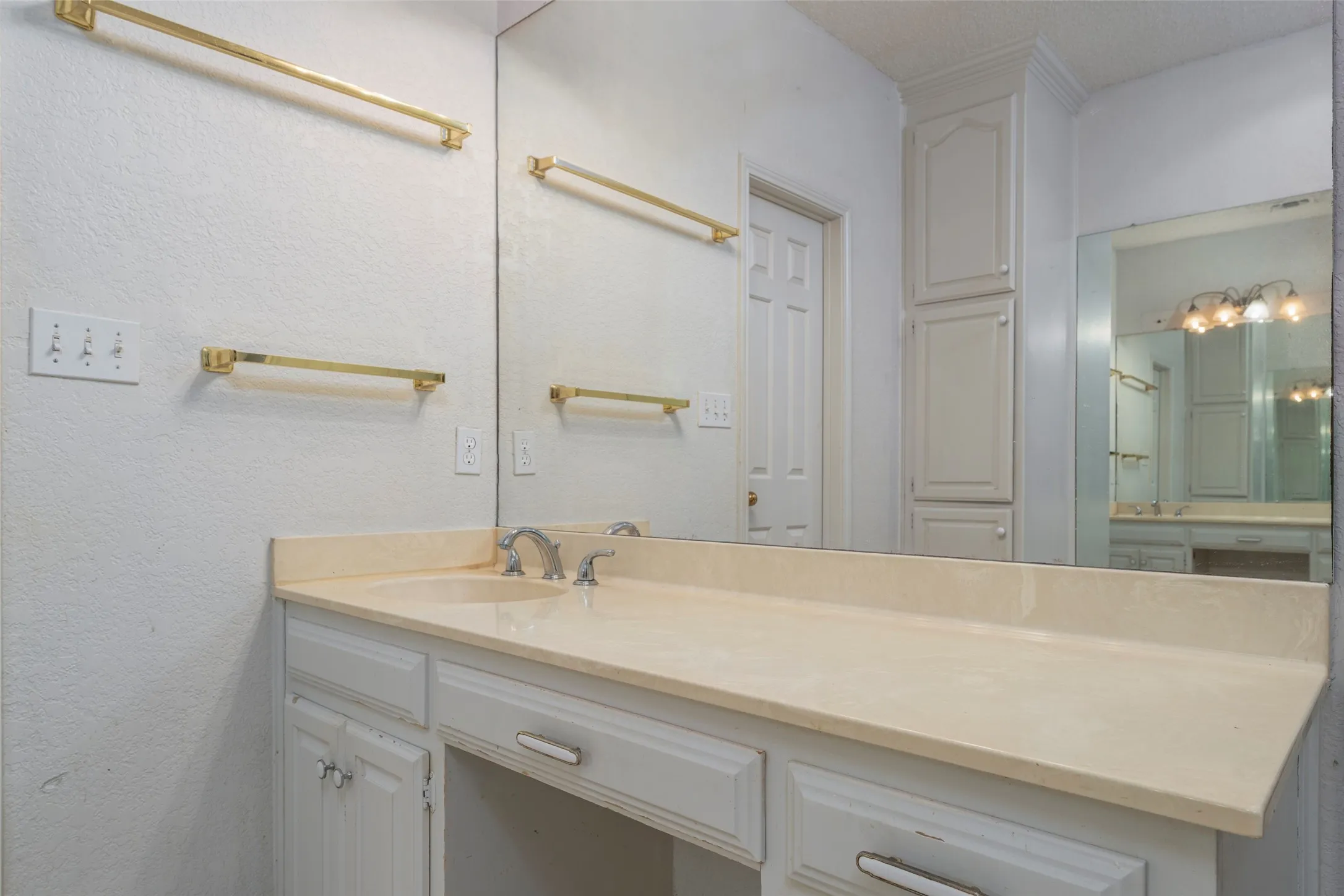 Single Family Residence For Sale in Tarrant County , 7454 Queensbury Circle, Fort Worth, Texas 76133, 4 Bedroom, 2 Bathroom, 2 Garage spaces, 2,509 Sqft, built in 1985, mls#21290325, Real Estate Agent in Fort Worth, Homes For Sale in Tarrant county, Homes For Sale in Fort Worth, Realtor in Fort Worth Texas, Real Estate Brokerage Independent Realty Texas, Luminita Cordes Realtor