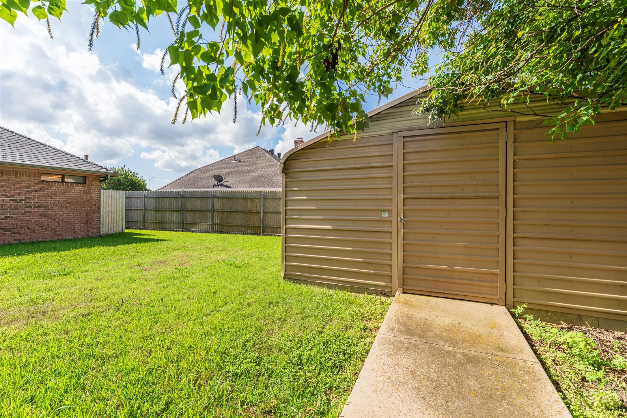 Single Family Residence For Sale in Tarrant County , 7454 Queensbury Circle, Fort Worth, Texas 76133, 4 Bedroom, 2 Bathroom, 2 Garage spaces, 2,509 Sqft, built in 1985, mls#21290325, Real Estate Agent in Fort Worth, Homes For Sale in Tarrant county, Homes For Sale in Fort Worth, Realtor in Fort Worth Texas, Real Estate Brokerage Independent Realty Texas, Luminita Cordes Realtor