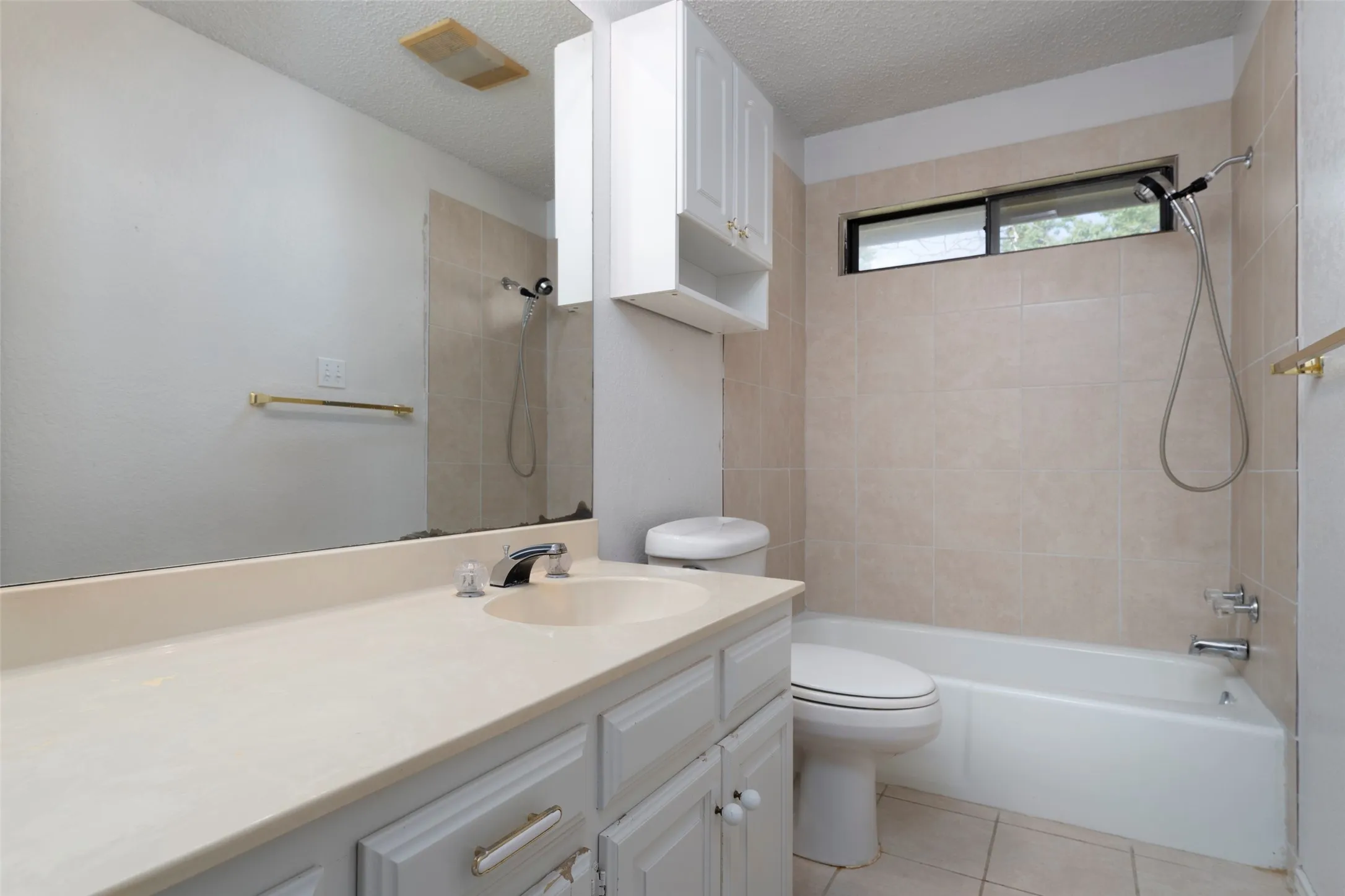 Single Family Residence For Sale in Tarrant County , 7454 Queensbury Circle, Fort Worth, Texas 76133, 4 Bedroom, 2 Bathroom, 2 Garage spaces, 2,509 Sqft, built in 1985, mls#21290325, Real Estate Agent in Fort Worth, Homes For Sale in Tarrant county, Homes For Sale in Fort Worth, Realtor in Fort Worth Texas, Real Estate Brokerage Independent Realty Texas, Luminita Cordes Realtor