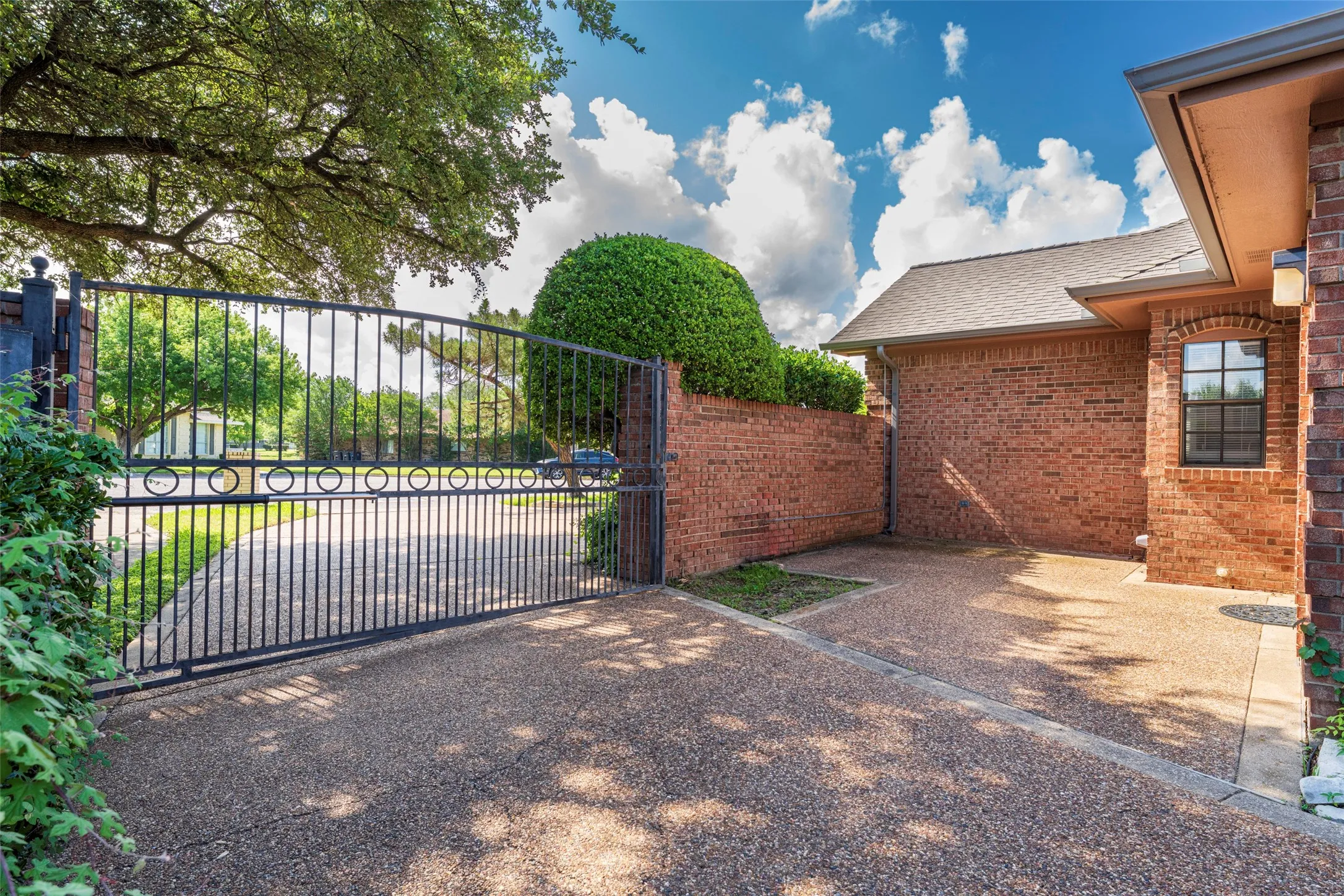 Single Family Residence For Sale in Tarrant County , 7454 Queensbury Circle, Fort Worth, Texas 76133, 4 Bedroom, 2 Bathroom, 2 Garage spaces, 2,509 Sqft, built in 1985, mls#21290325, Real Estate Agent in Fort Worth, Homes For Sale in Tarrant county, Homes For Sale in Fort Worth, Realtor in Fort Worth Texas, Real Estate Brokerage Independent Realty Texas, Luminita Cordes Realtor