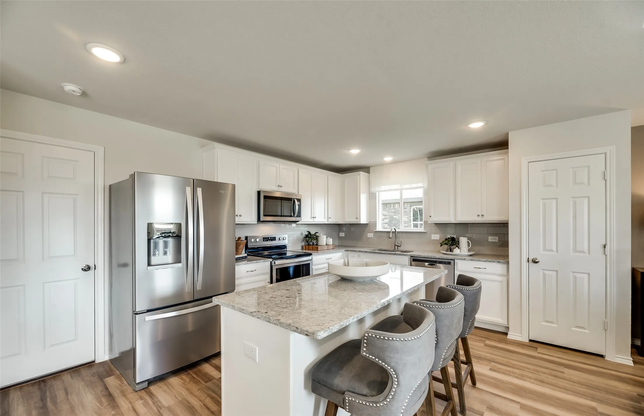 *Model Representation - Spacious kitchen with eat-in bartop island