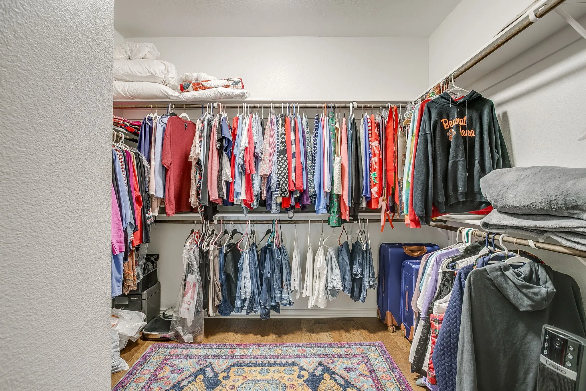 CUSTOM CLOSET