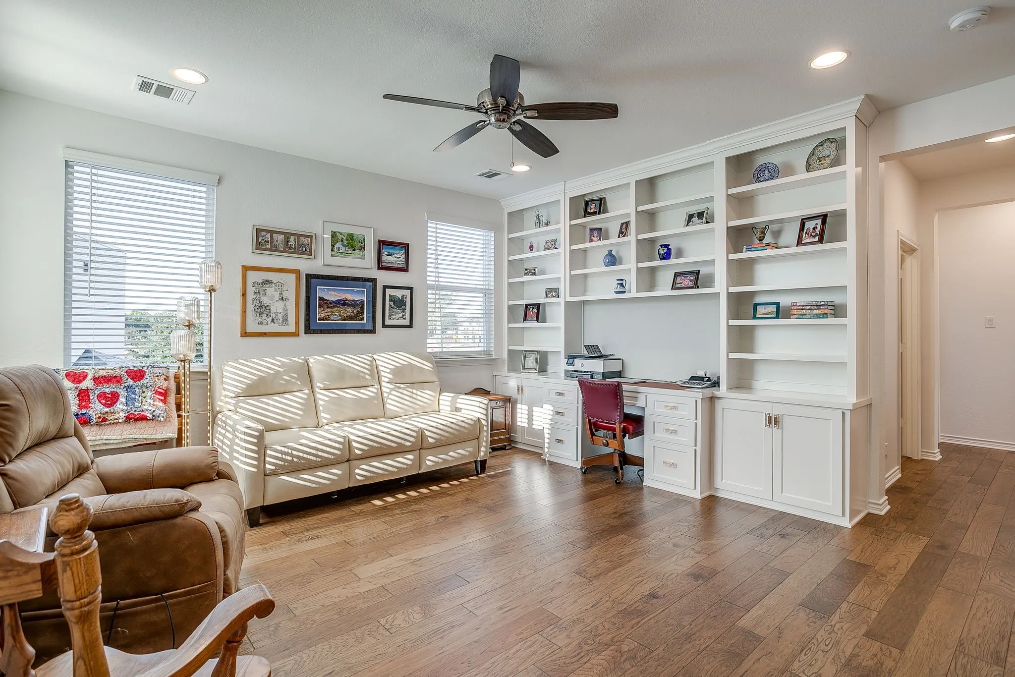 LARGE SECOND LIVING WITH NEW BUILT-INS