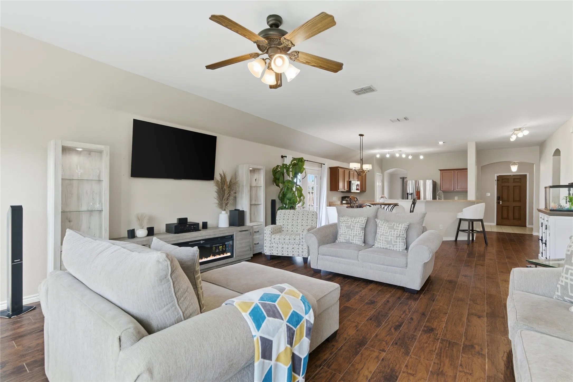 Single Family Residence For Sale in Kaufman County , 301 Long Prairie Drive, Forney, Texas 75126, 3 Bedroom, 2 Bathroom, 2 Garage spaces, 1,787 Sqft, built in 2008, mls#21290518, Real Estate Agent in Forney, Homes For Sale in Kaufman county, Homes For Sale in Forney, Realtor in Forney Texas, Real Estate Brokerage Independent Realty Texas, Luminita Cordes Realtor