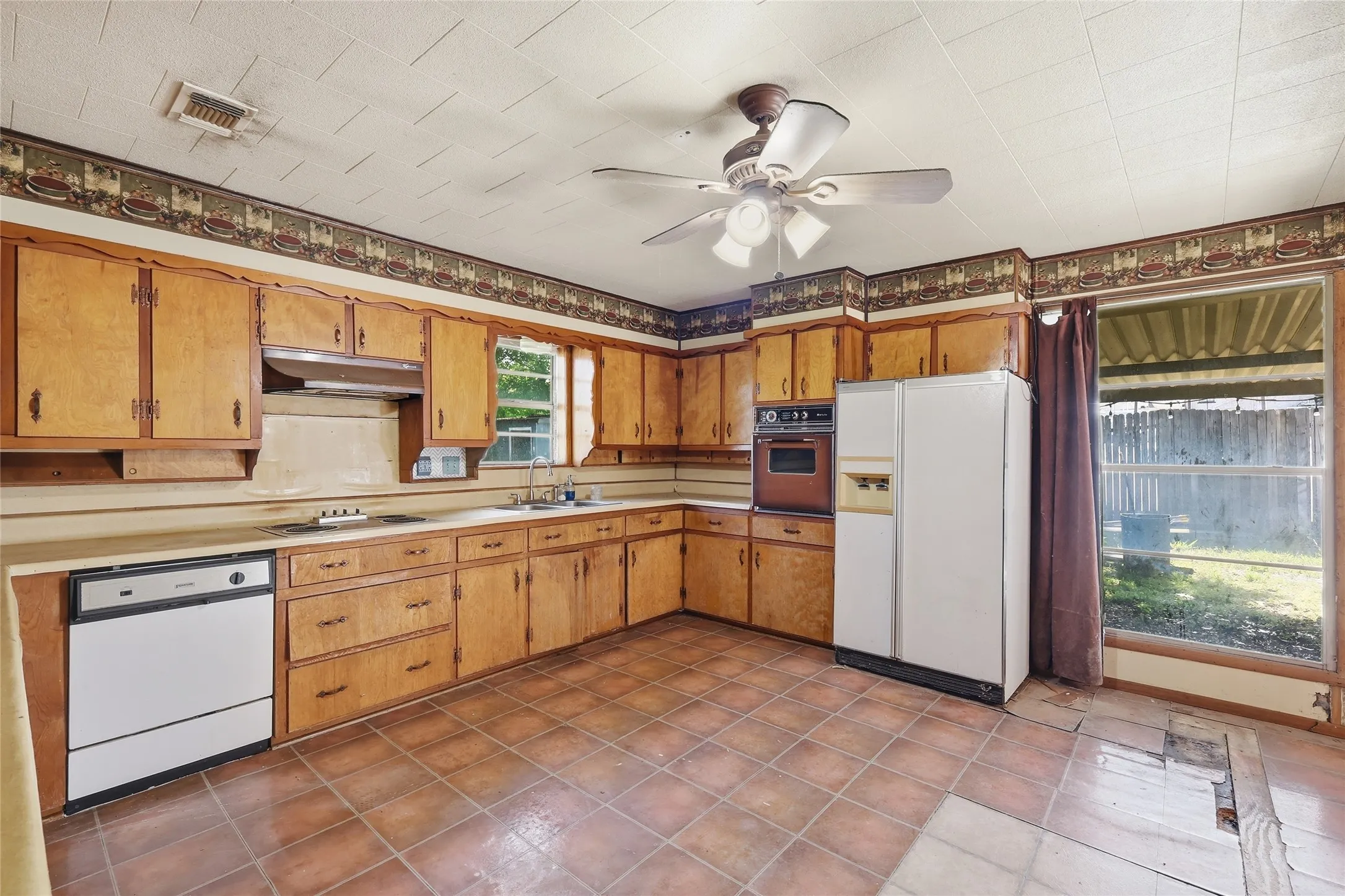 Single Family Residence For Sale in Tarrant County , 218 W Worth Street, Grapevine, Texas 76051, 3 Bedroom, 2 Bathroom, Garage spaces, 1,201 Sqft, built in 1960, mls#21287999, Real Estate Agent in Grapevine, Homes For Sale in Tarrant county, Homes For Sale in Grapevine, Realtor in Grapevine Texas, Real Estate Brokerage Independent Realty Texas, Luminita Cordes Realtor