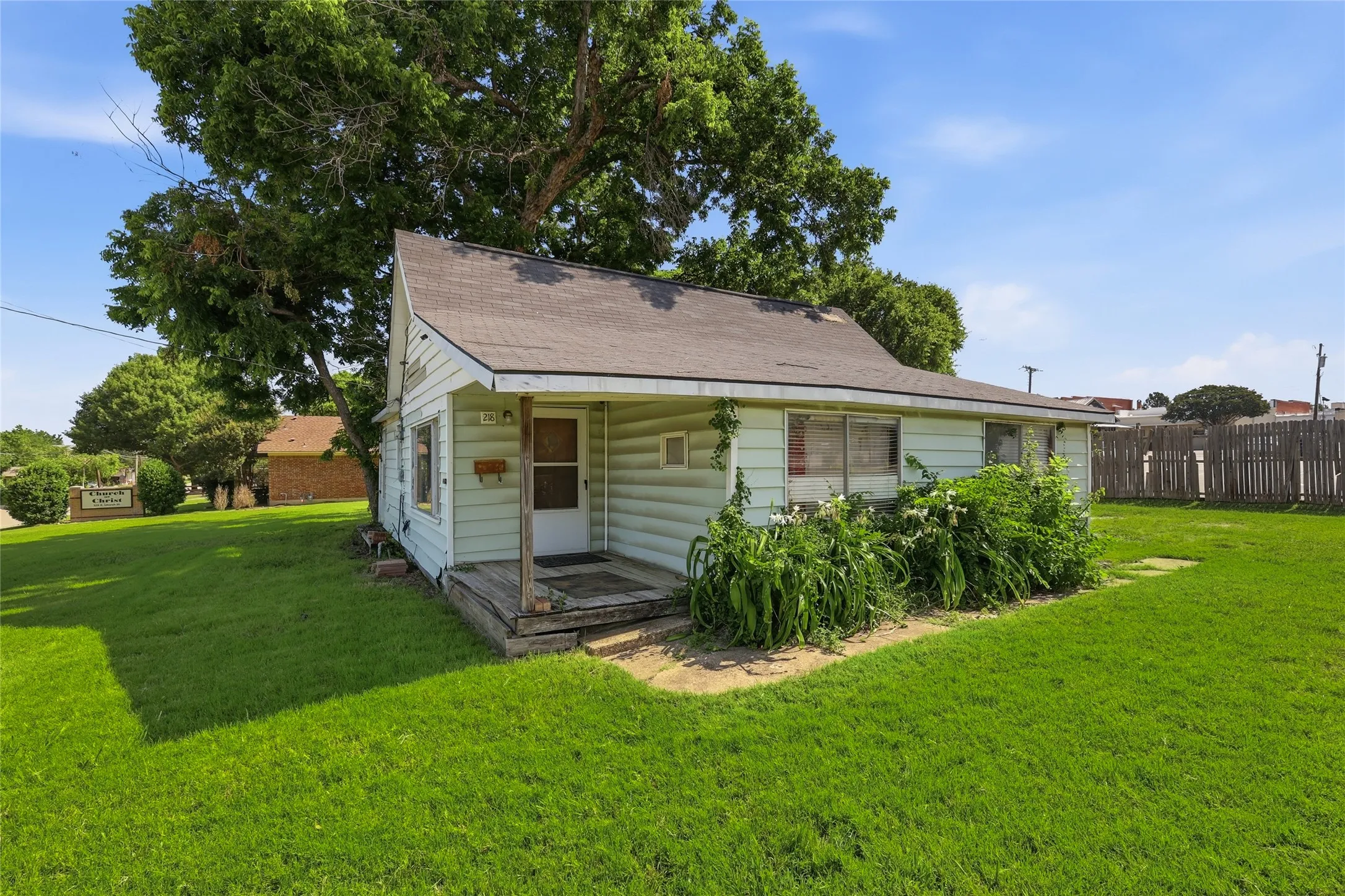 Single Family Residence For Sale in Tarrant County , 218 W Worth Street, Grapevine, Texas 76051, 3 Bedroom, 2 Bathroom, Garage spaces, 1,201 Sqft, built in 1960, mls#21287999, Real Estate Agent in Grapevine, Homes For Sale in Tarrant county, Homes For Sale in Grapevine, Realtor in Grapevine Texas, Real Estate Brokerage Independent Realty Texas, Luminita Cordes Realtor