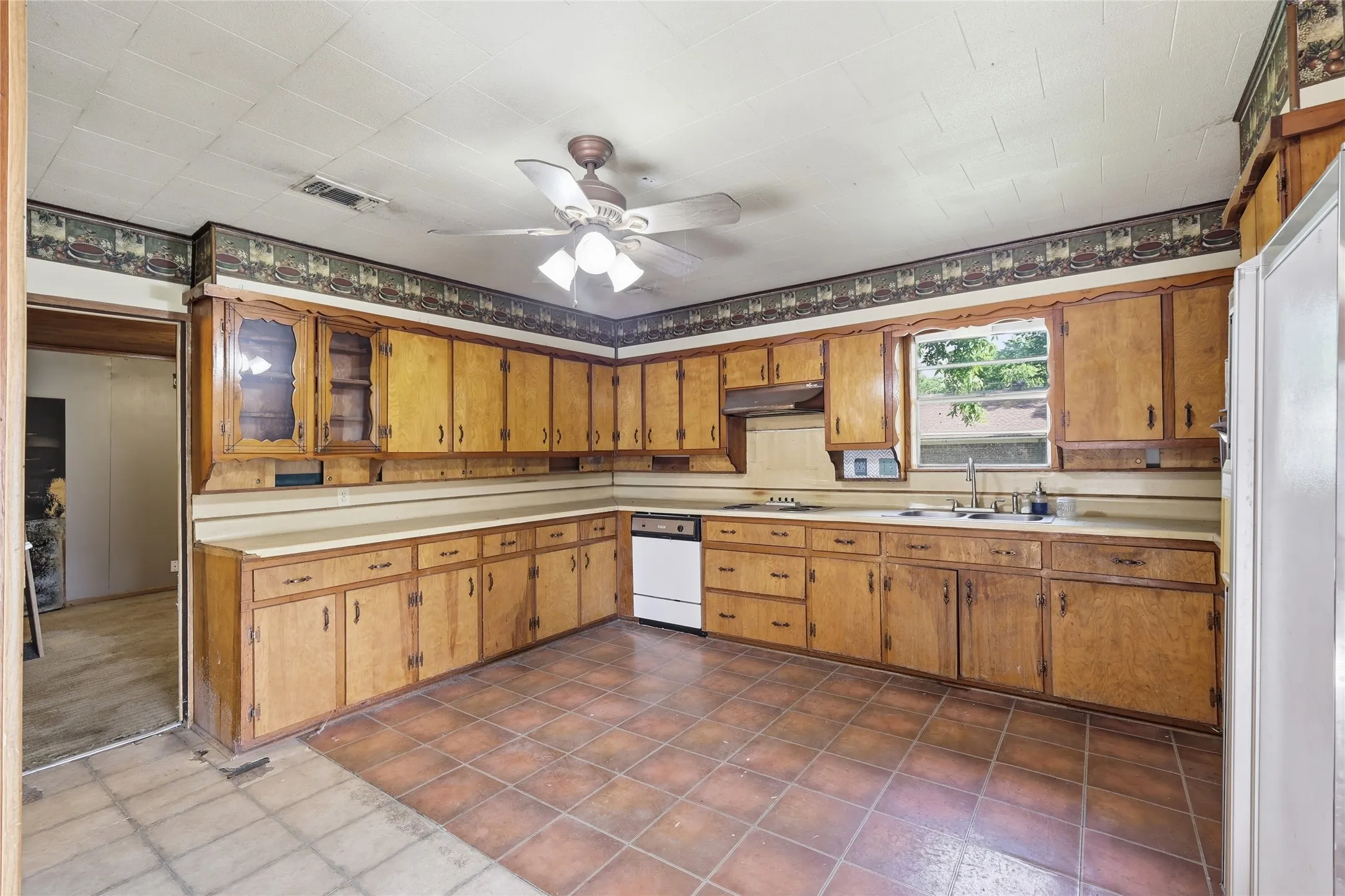 Single Family Residence For Sale in Tarrant County , 218 W Worth Street, Grapevine, Texas 76051, 3 Bedroom, 2 Bathroom, Garage spaces, 1,201 Sqft, built in 1960, mls#21287999, Real Estate Agent in Grapevine, Homes For Sale in Tarrant county, Homes For Sale in Grapevine, Realtor in Grapevine Texas, Real Estate Brokerage Independent Realty Texas, Luminita Cordes Realtor
