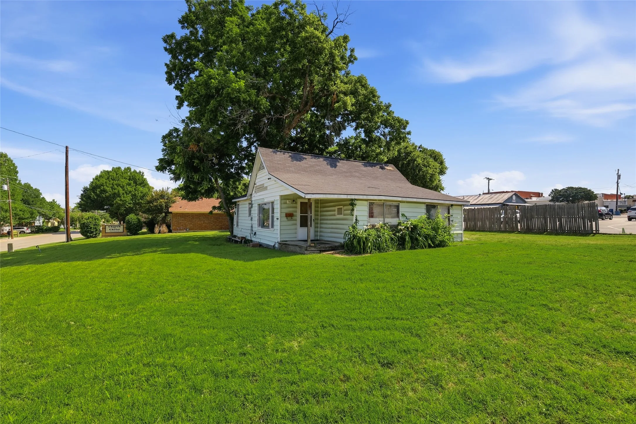 Single Family Residence For Sale in Tarrant County , 218 W Worth Street, Grapevine, Texas 76051, 3 Bedroom, 2 Bathroom, Garage spaces, 1,201 Sqft, built in 1960, mls#21287999, Real Estate Agent in Grapevine, Homes For Sale in Tarrant county, Homes For Sale in Grapevine, Realtor in Grapevine Texas, Real Estate Brokerage Independent Realty Texas, Luminita Cordes Realtor