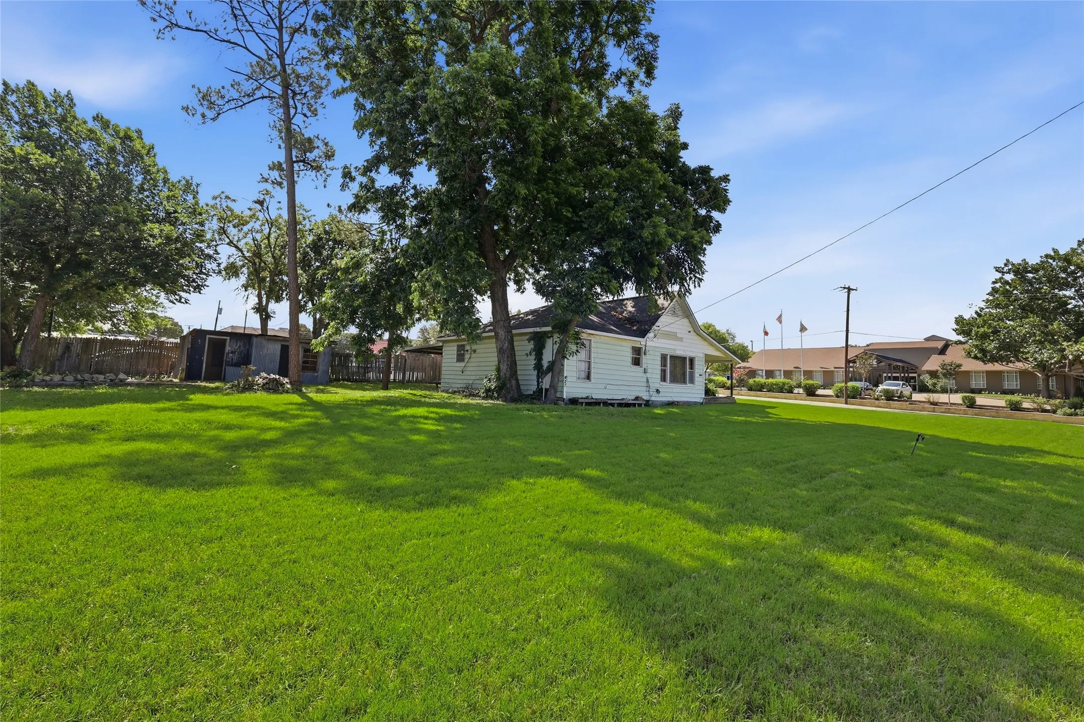 Single Family Residence For Sale in Tarrant County , 218 W Worth Street, Grapevine, Texas 76051, 3 Bedroom, 2 Bathroom, Garage spaces, 1,201 Sqft, built in 1960, mls#21287999, Real Estate Agent in Grapevine, Homes For Sale in Tarrant county, Homes For Sale in Grapevine, Realtor in Grapevine Texas, Real Estate Brokerage Independent Realty Texas, Luminita Cordes Realtor