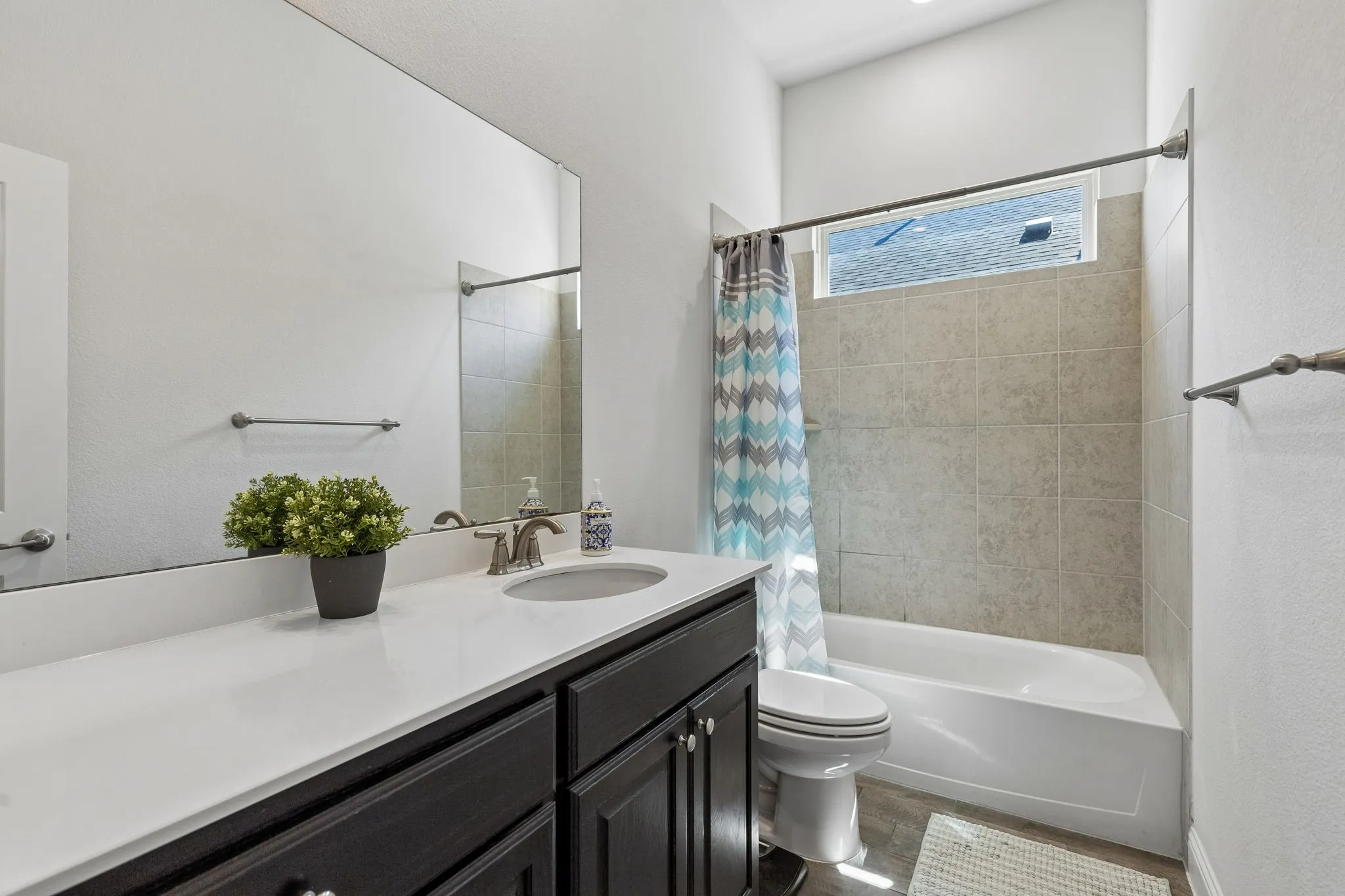 Full Bath between 2 secondary bedrooms off hallway
