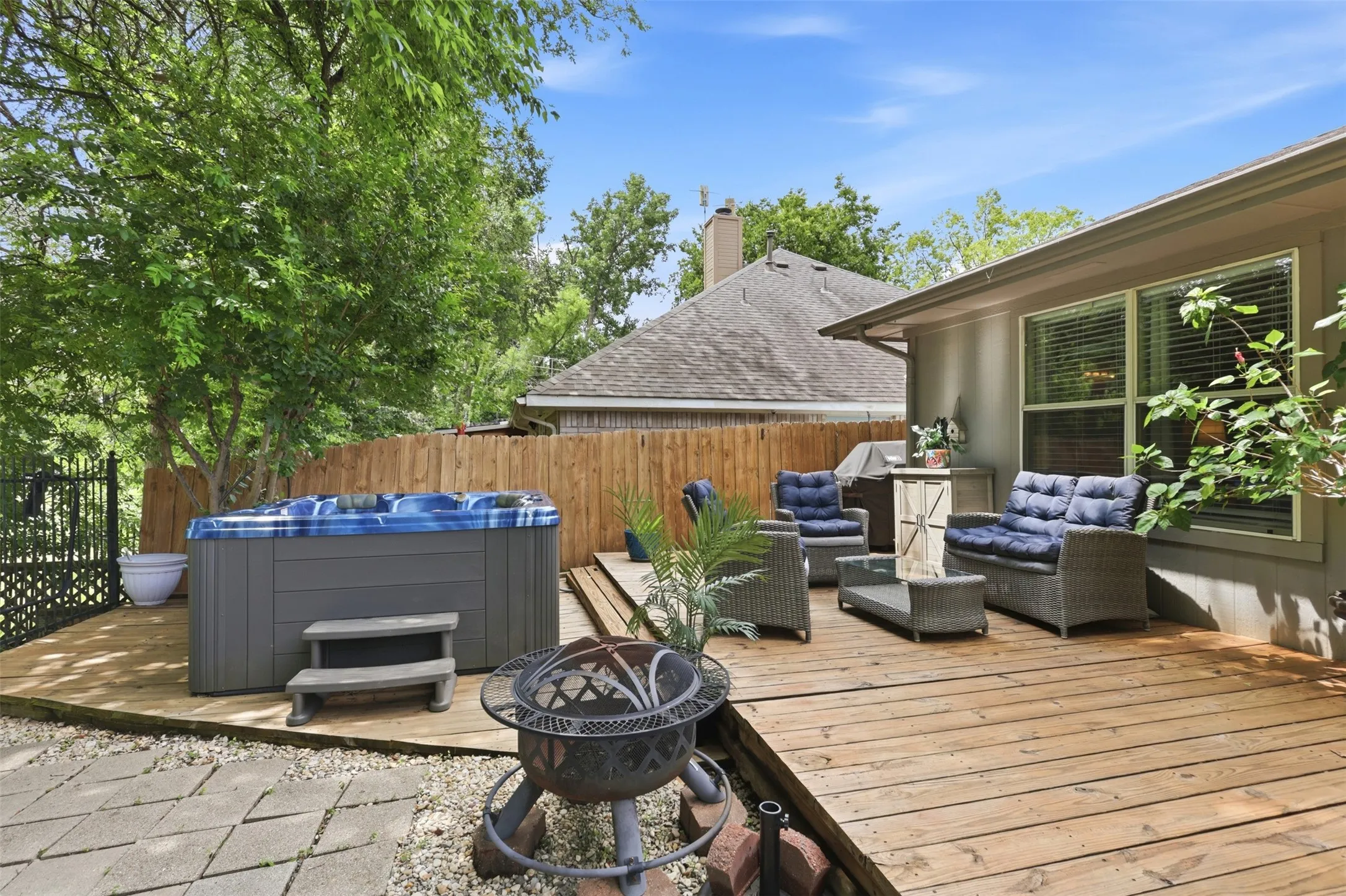 Single Family Residence For Sale in Collin County , 3209 Kingsbury Drive, Mc Kinney, Texas 75069, 3 Bedroom, 2 Bathroom, 2 Garage spaces, 2,169 Sqft, built in 1996, mls#21282376, Real Estate Agent in Mc Kinney, Homes For Sale in Collin county, Homes For Sale in Mc Kinney, Realtor in Mc Kinney Texas, Real Estate Brokerage Independent Realty Texas, Luminita Cordes Realtor