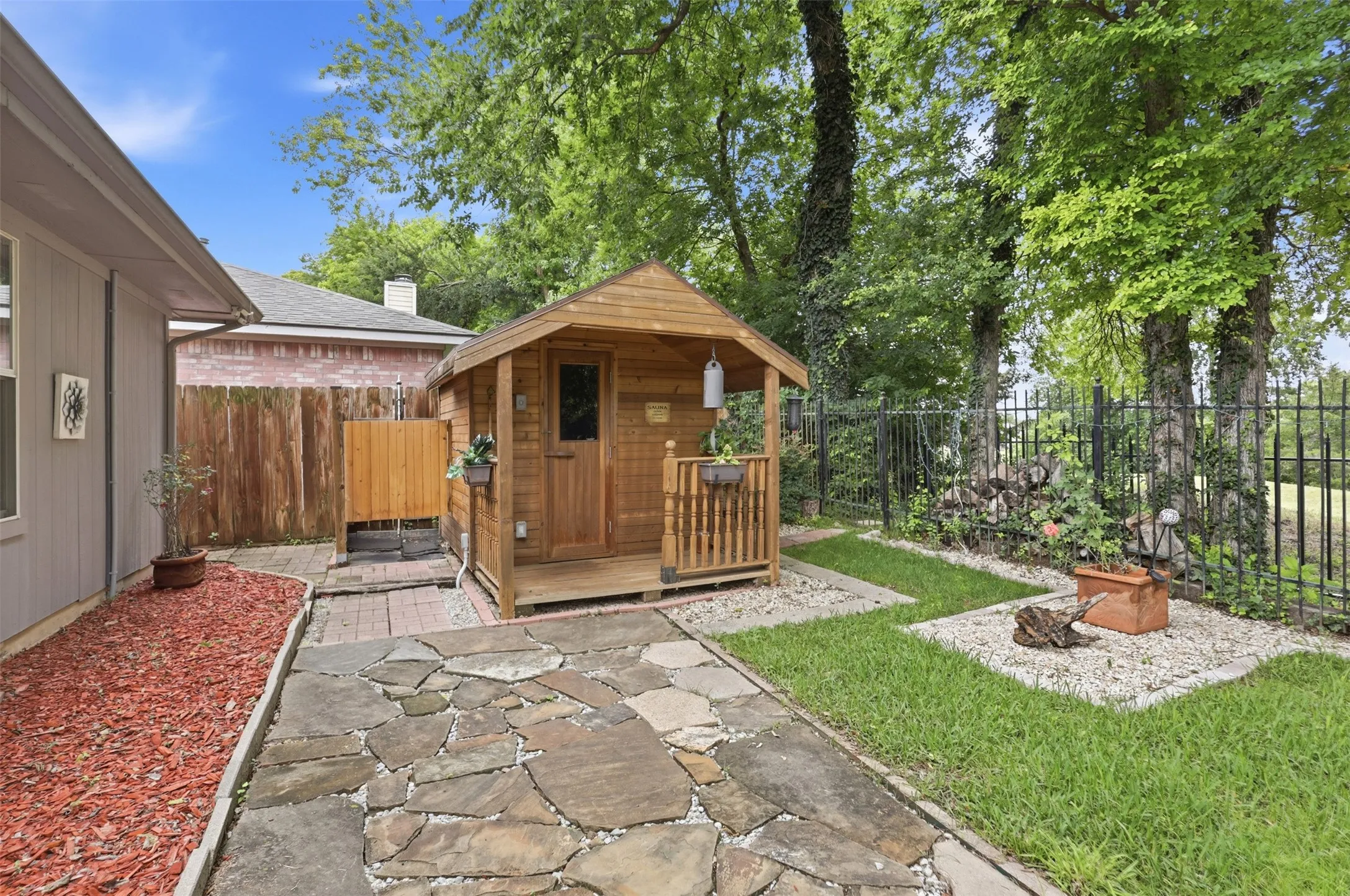 Single Family Residence For Sale in Collin County , 3209 Kingsbury Drive, Mc Kinney, Texas 75069, 3 Bedroom, 2 Bathroom, 2 Garage spaces, 2,169 Sqft, built in 1996, mls#21282376, Real Estate Agent in Mc Kinney, Homes For Sale in Collin county, Homes For Sale in Mc Kinney, Realtor in Mc Kinney Texas, Real Estate Brokerage Independent Realty Texas, Luminita Cordes Realtor