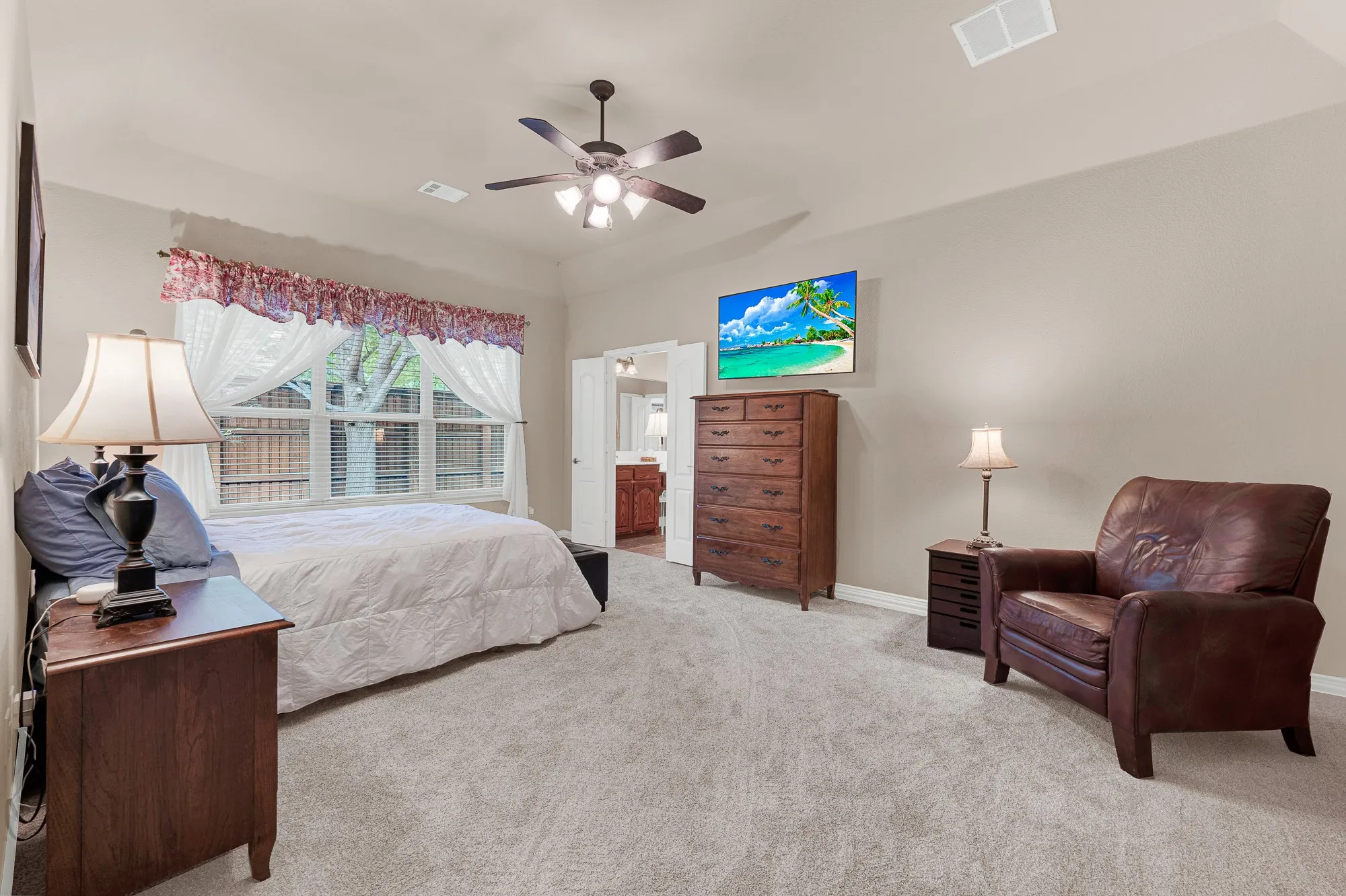 large primary with room for a sitting area