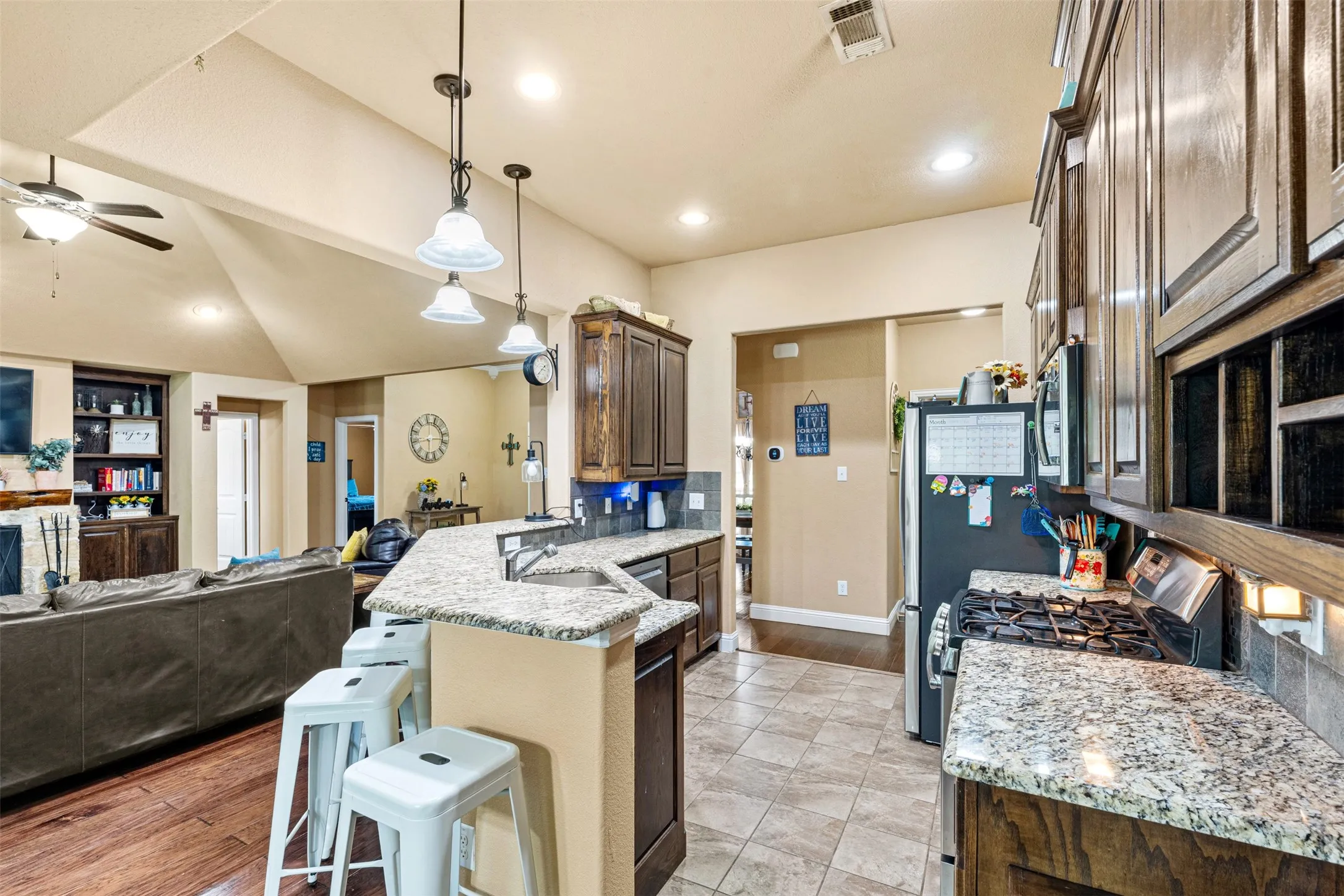 Single Family Residence For Sale in Navarro County , 916 Winged Foot, Corsicana, Texas 75110, 3 Bedroom, 3 Bathroom, 2 Garage spaces, 2,116 Sqft, built in 2014, mls#21290492, Real Estate Agent in Corsicana, Homes For Sale in Navarro county, Homes For Sale in Corsicana, Realtor in Corsicana Texas, Real Estate Brokerage Independent Realty Texas, Luminita Cordes Realtor