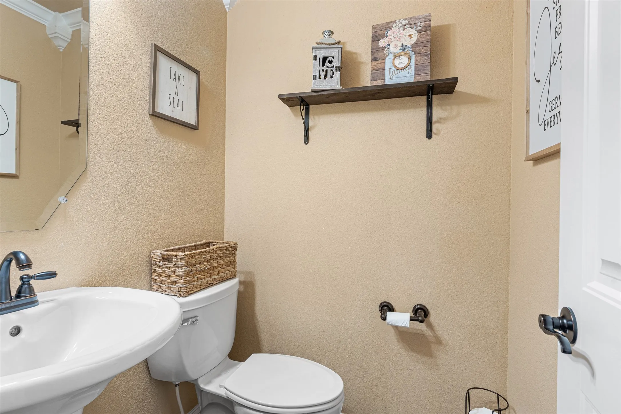 Single Family Residence For Sale in Navarro County , 916 Winged Foot, Corsicana, Texas 75110, 3 Bedroom, 3 Bathroom, 2 Garage spaces, 2,116 Sqft, built in 2014, mls#21290492, Real Estate Agent in Corsicana, Homes For Sale in Navarro county, Homes For Sale in Corsicana, Realtor in Corsicana Texas, Real Estate Brokerage Independent Realty Texas, Luminita Cordes Realtor
