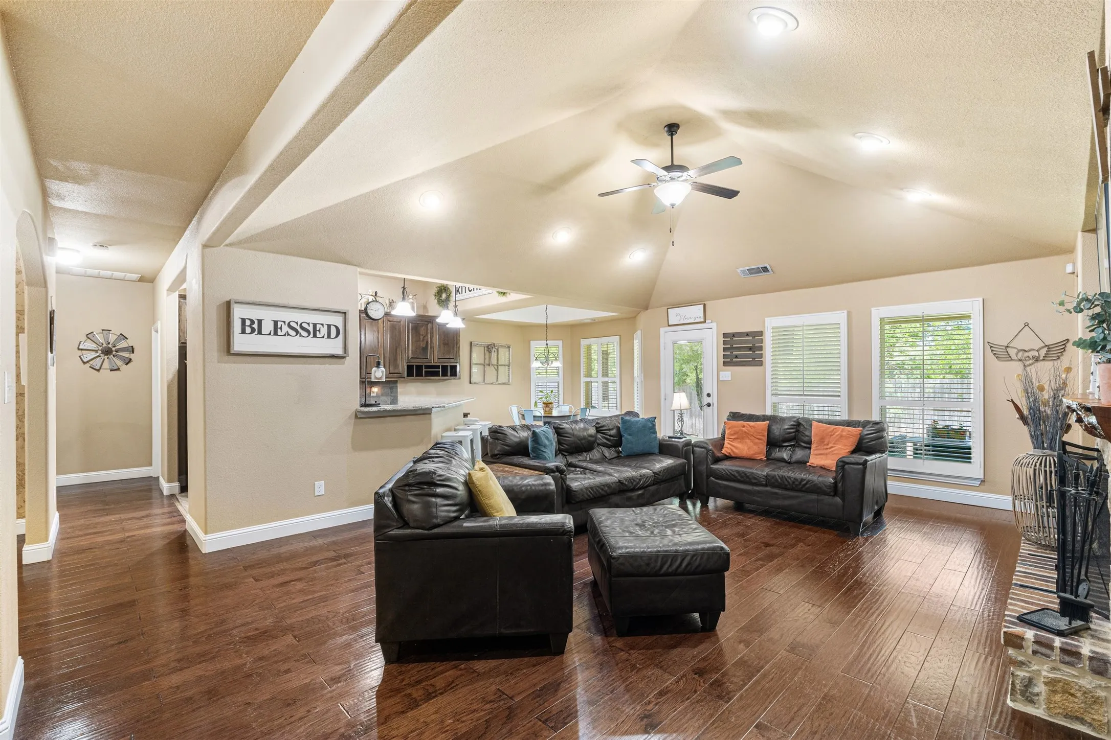 Single Family Residence For Sale in Navarro County , 916 Winged Foot, Corsicana, Texas 75110, 3 Bedroom, 3 Bathroom, 2 Garage spaces, 2,116 Sqft, built in 2014, mls#21290492, Real Estate Agent in Corsicana, Homes For Sale in Navarro county, Homes For Sale in Corsicana, Realtor in Corsicana Texas, Real Estate Brokerage Independent Realty Texas, Luminita Cordes Realtor