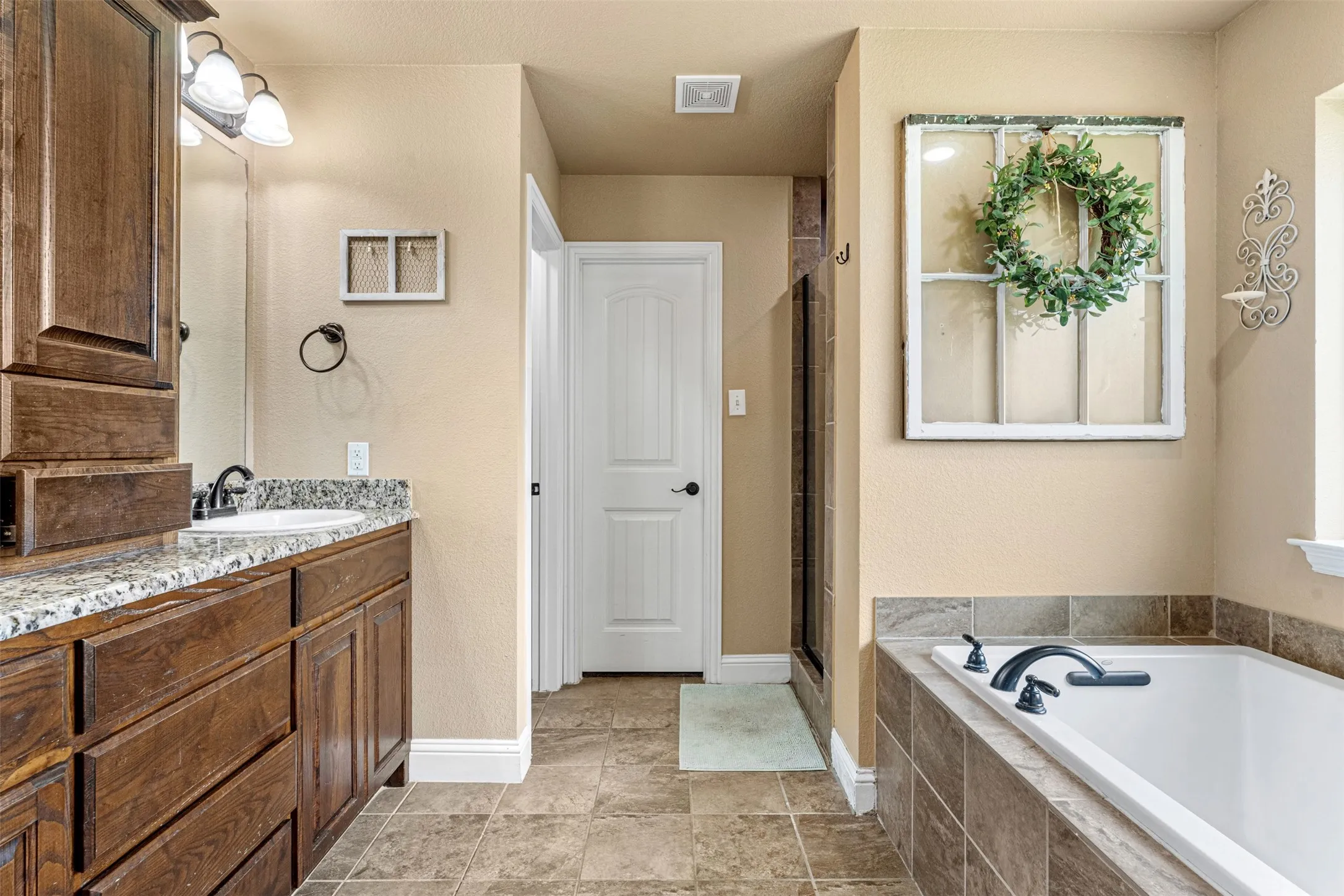 Single Family Residence For Sale in Navarro County , 916 Winged Foot, Corsicana, Texas 75110, 3 Bedroom, 3 Bathroom, 2 Garage spaces, 2,116 Sqft, built in 2014, mls#21290492, Real Estate Agent in Corsicana, Homes For Sale in Navarro county, Homes For Sale in Corsicana, Realtor in Corsicana Texas, Real Estate Brokerage Independent Realty Texas, Luminita Cordes Realtor
