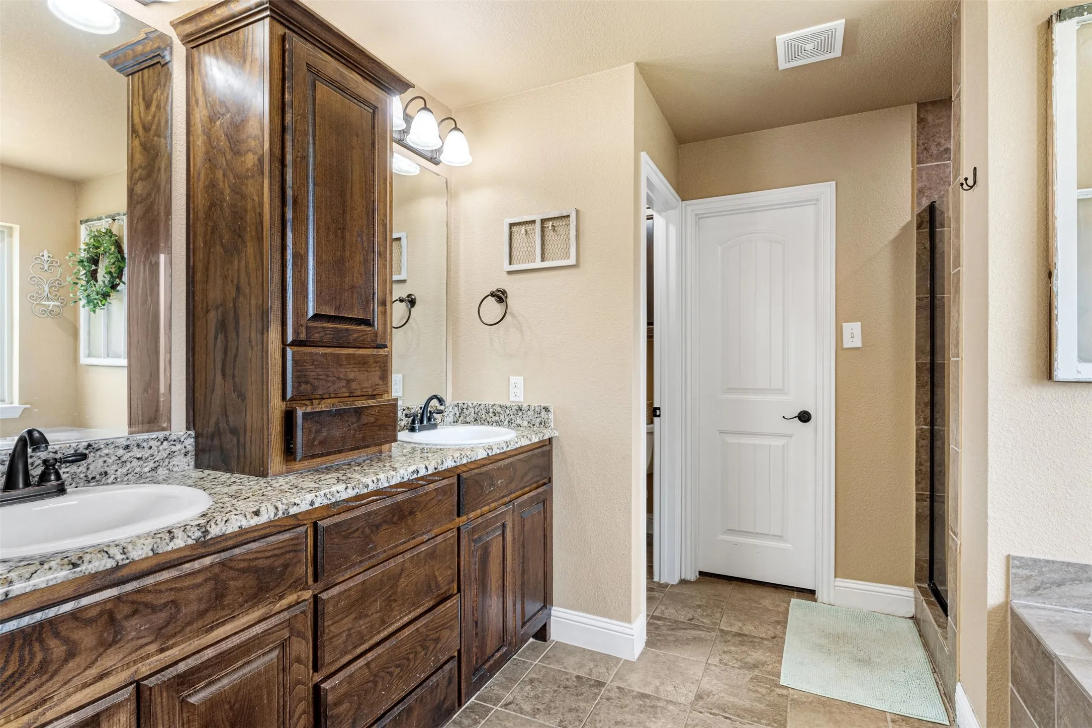 Single Family Residence For Sale in Navarro County , 916 Winged Foot, Corsicana, Texas 75110, 3 Bedroom, 3 Bathroom, 2 Garage spaces, 2,116 Sqft, built in 2014, mls#21290492, Real Estate Agent in Corsicana, Homes For Sale in Navarro county, Homes For Sale in Corsicana, Realtor in Corsicana Texas, Real Estate Brokerage Independent Realty Texas, Luminita Cordes Realtor
