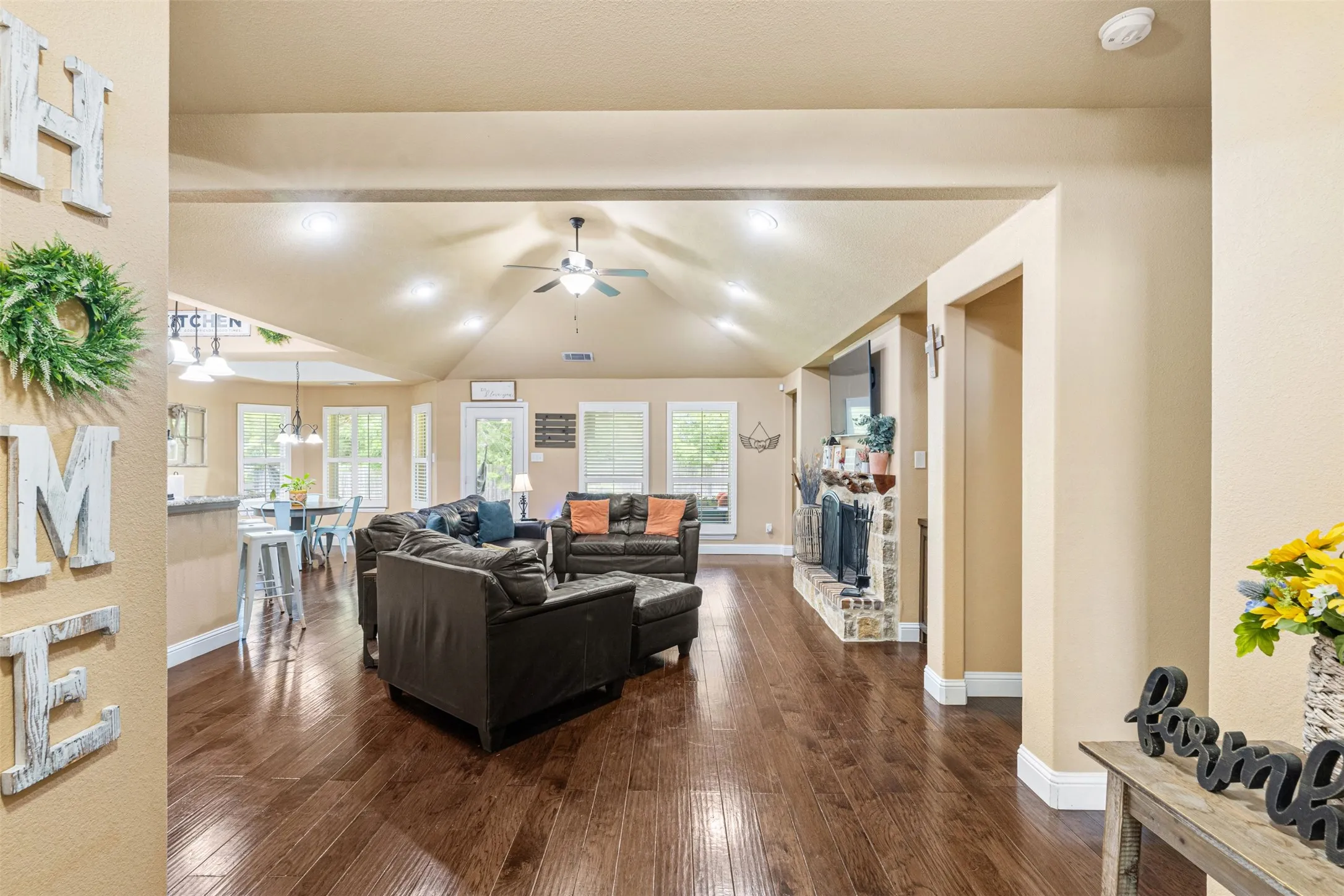 Single Family Residence For Sale in Navarro County , 916 Winged Foot, Corsicana, Texas 75110, 3 Bedroom, 3 Bathroom, 2 Garage spaces, 2,116 Sqft, built in 2014, mls#21290492, Real Estate Agent in Corsicana, Homes For Sale in Navarro county, Homes For Sale in Corsicana, Realtor in Corsicana Texas, Real Estate Brokerage Independent Realty Texas, Luminita Cordes Realtor