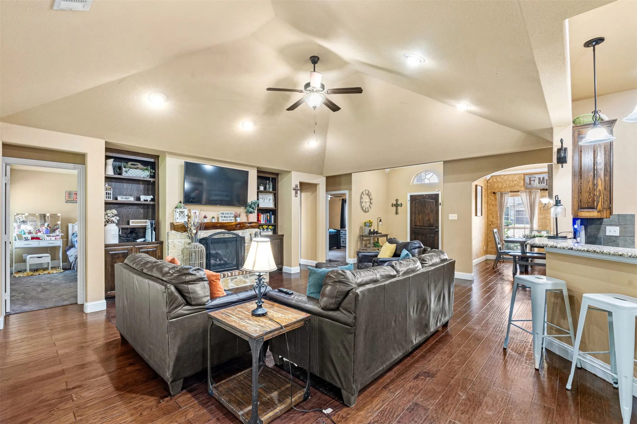 Single Family Residence For Sale in Navarro County , 916 Winged Foot, Corsicana, Texas 75110, 3 Bedroom, 3 Bathroom, 2 Garage spaces, 2,116 Sqft, built in 2014, mls#21290492, Real Estate Agent in Corsicana, Homes For Sale in Navarro county, Homes For Sale in Corsicana, Realtor in Corsicana Texas, Real Estate Brokerage Independent Realty Texas, Luminita Cordes Realtor
