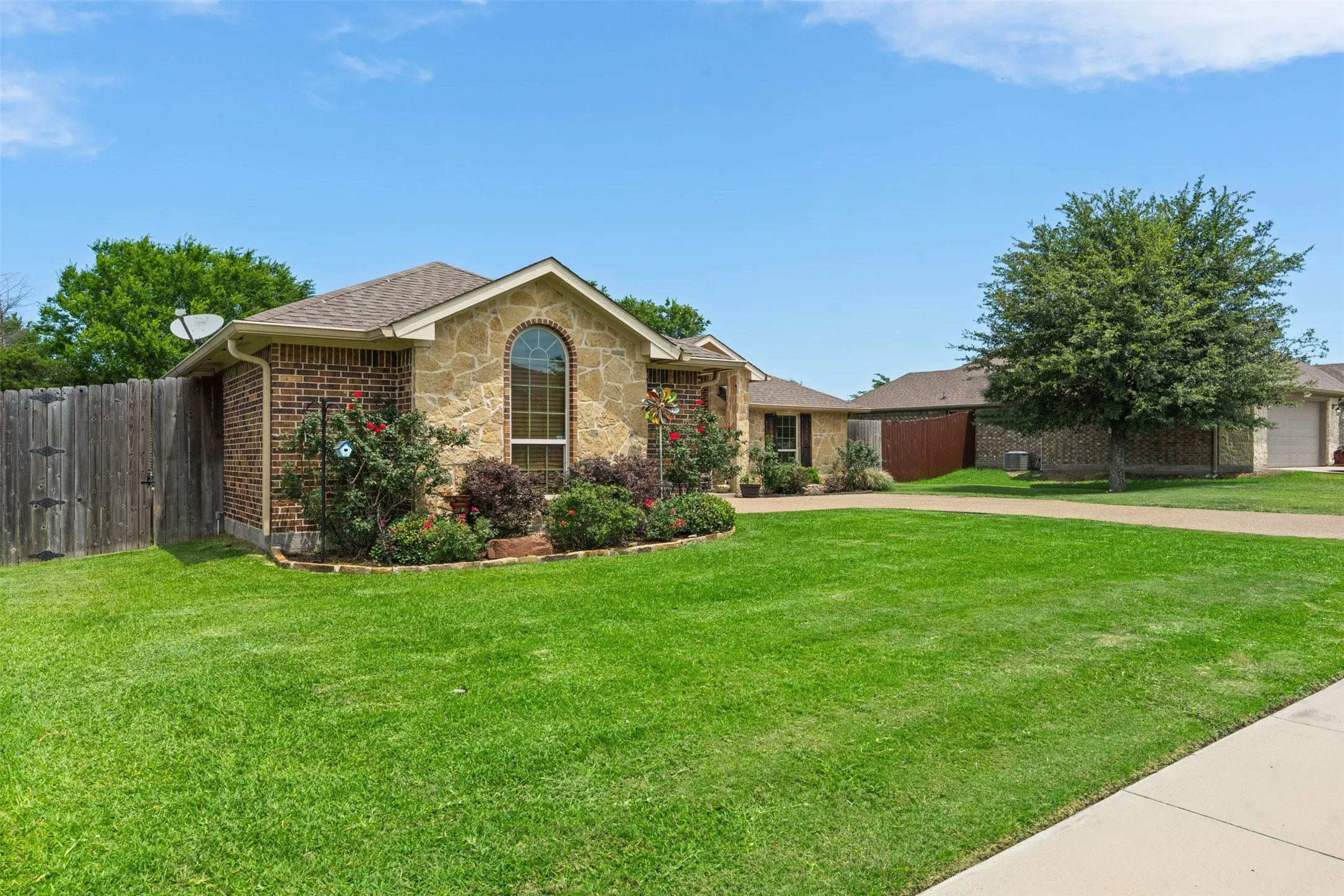 Single Family Residence For Sale in Navarro County , 916 Winged Foot, Corsicana, Texas 75110, 3 Bedroom, 3 Bathroom, 2 Garage spaces, 2,116 Sqft, built in 2014, mls#21290492, Real Estate Agent in Corsicana, Homes For Sale in Navarro county, Homes For Sale in Corsicana, Realtor in Corsicana Texas, Real Estate Brokerage Independent Realty Texas, Luminita Cordes Realtor