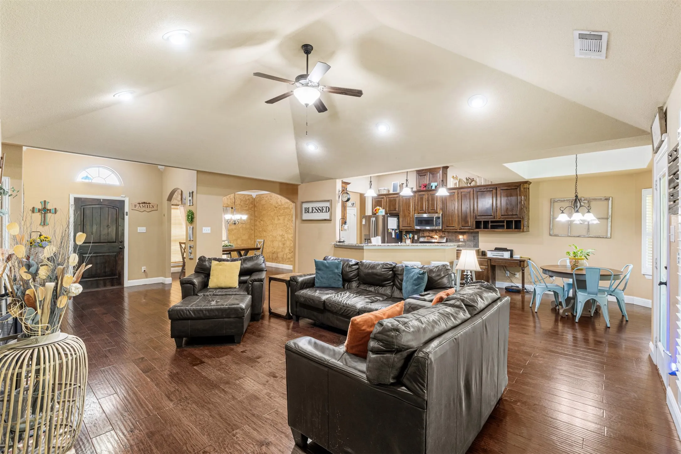 Single Family Residence For Sale in Navarro County , 916 Winged Foot, Corsicana, Texas 75110, 3 Bedroom, 3 Bathroom, 2 Garage spaces, 2,116 Sqft, built in 2014, mls#21290492, Real Estate Agent in Corsicana, Homes For Sale in Navarro county, Homes For Sale in Corsicana, Realtor in Corsicana Texas, Real Estate Brokerage Independent Realty Texas, Luminita Cordes Realtor
