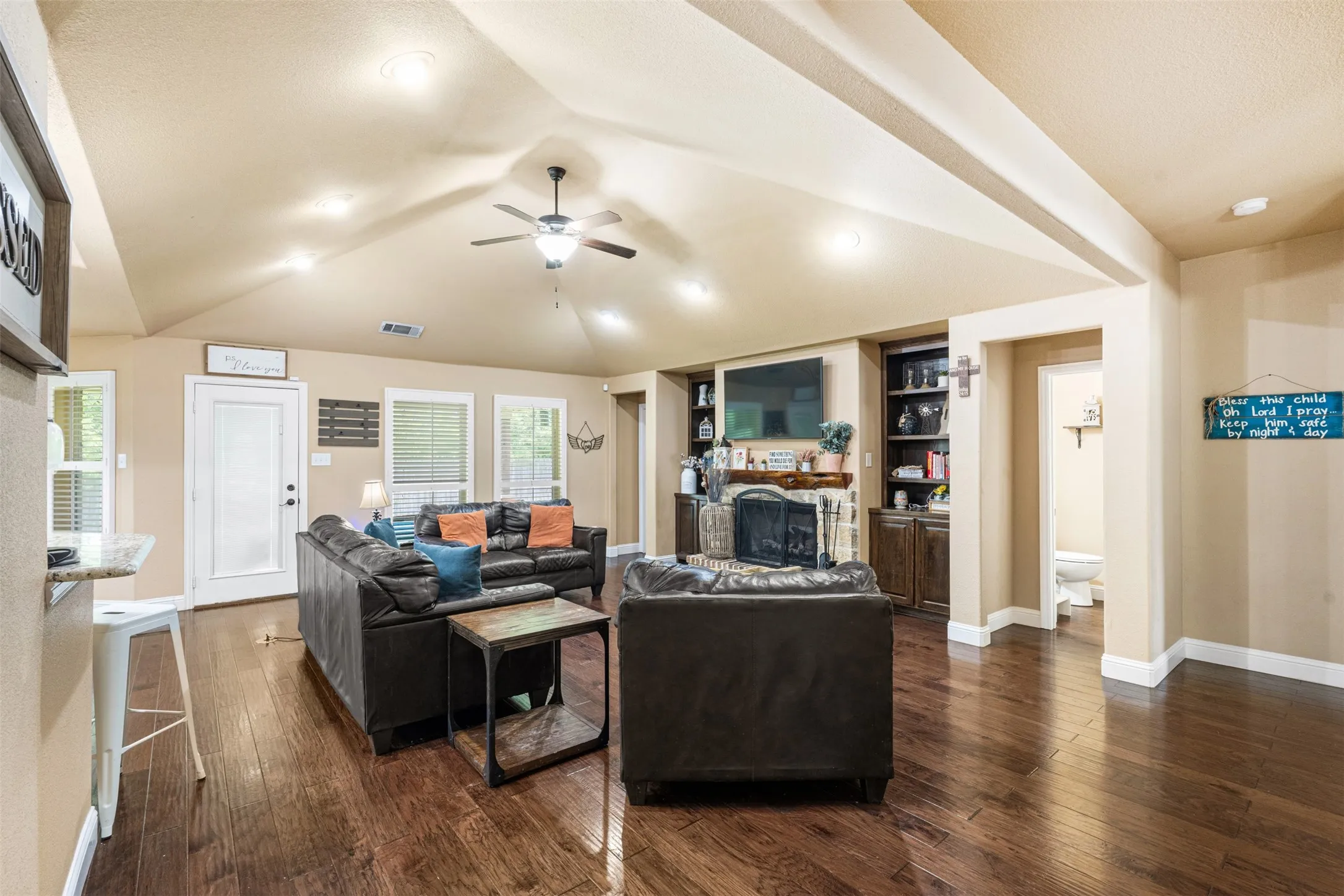 Single Family Residence For Sale in Navarro County , 916 Winged Foot, Corsicana, Texas 75110, 3 Bedroom, 3 Bathroom, 2 Garage spaces, 2,116 Sqft, built in 2014, mls#21290492, Real Estate Agent in Corsicana, Homes For Sale in Navarro county, Homes For Sale in Corsicana, Realtor in Corsicana Texas, Real Estate Brokerage Independent Realty Texas, Luminita Cordes Realtor