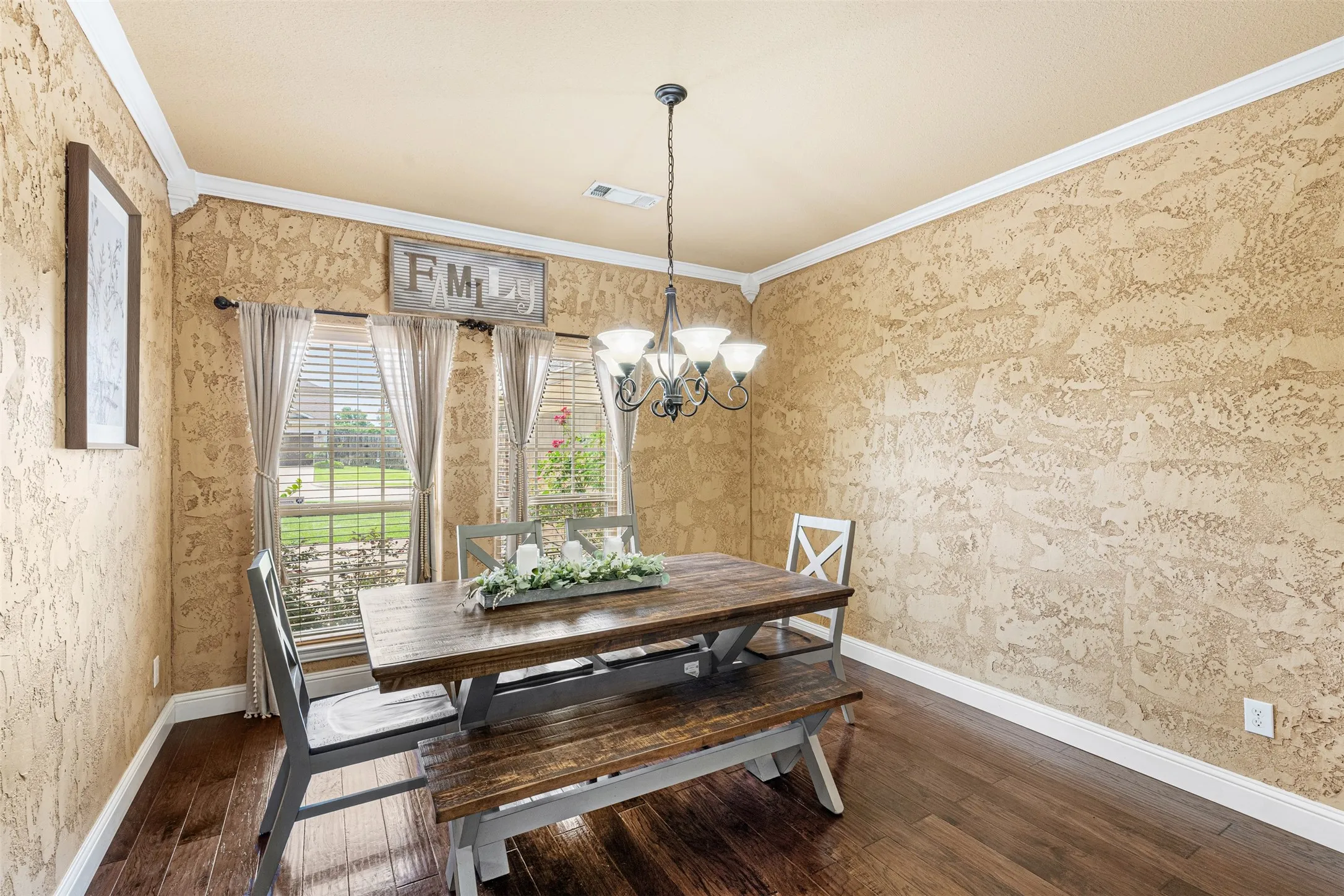 Single Family Residence For Sale in Navarro County , 916 Winged Foot, Corsicana, Texas 75110, 3 Bedroom, 3 Bathroom, 2 Garage spaces, 2,116 Sqft, built in 2014, mls#21290492, Real Estate Agent in Corsicana, Homes For Sale in Navarro county, Homes For Sale in Corsicana, Realtor in Corsicana Texas, Real Estate Brokerage Independent Realty Texas, Luminita Cordes Realtor