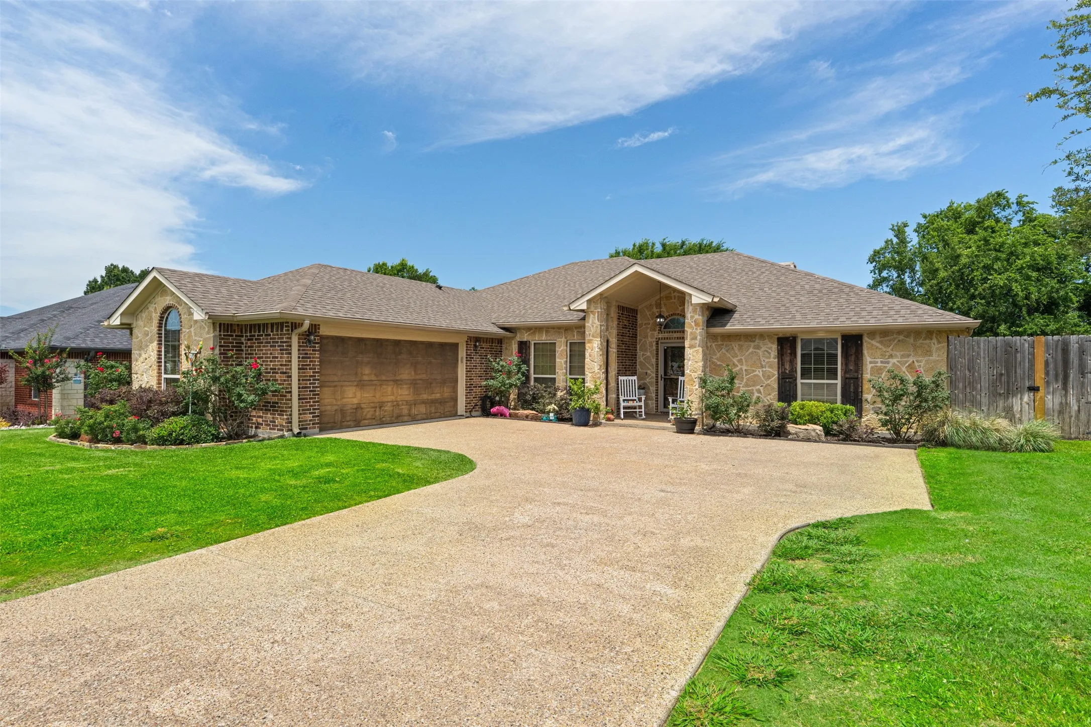 Single Family Residence For Sale in Navarro County , 916 Winged Foot, Corsicana, Texas 75110, 3 Bedroom, 3 Bathroom, 2 Garage spaces, 2,116 Sqft, built in 2014, mls#21290492, Real Estate Agent in Corsicana, Homes For Sale in Navarro county, Homes For Sale in Corsicana, Realtor in Corsicana Texas, Real Estate Brokerage Independent Realty Texas, Luminita Cordes Realtor