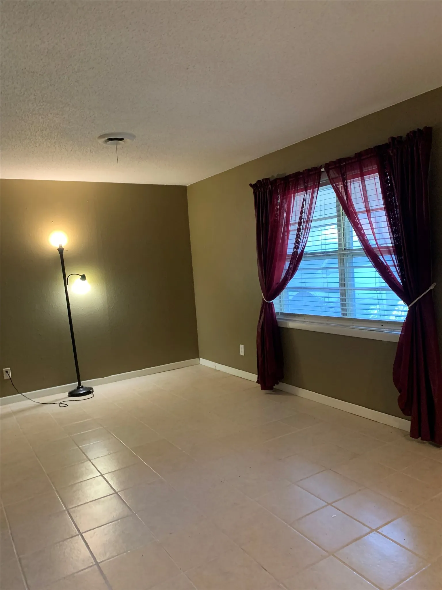 Single Family Residence For Sale in Wise County , 1808 Edgewood Drive, Bridgeport, Texas 76426, 4 Bedroom, 2 Bathroom, Garage spaces, 1,926 Sqft, built in 1968, mls#21284140, Real Estate Agent in Bridgeport, Homes For Sale in Wise county, Homes For Sale in Bridgeport, Realtor in Bridgeport Texas, Real Estate Brokerage Independent Realty Texas, Luminita Cordes Realtor