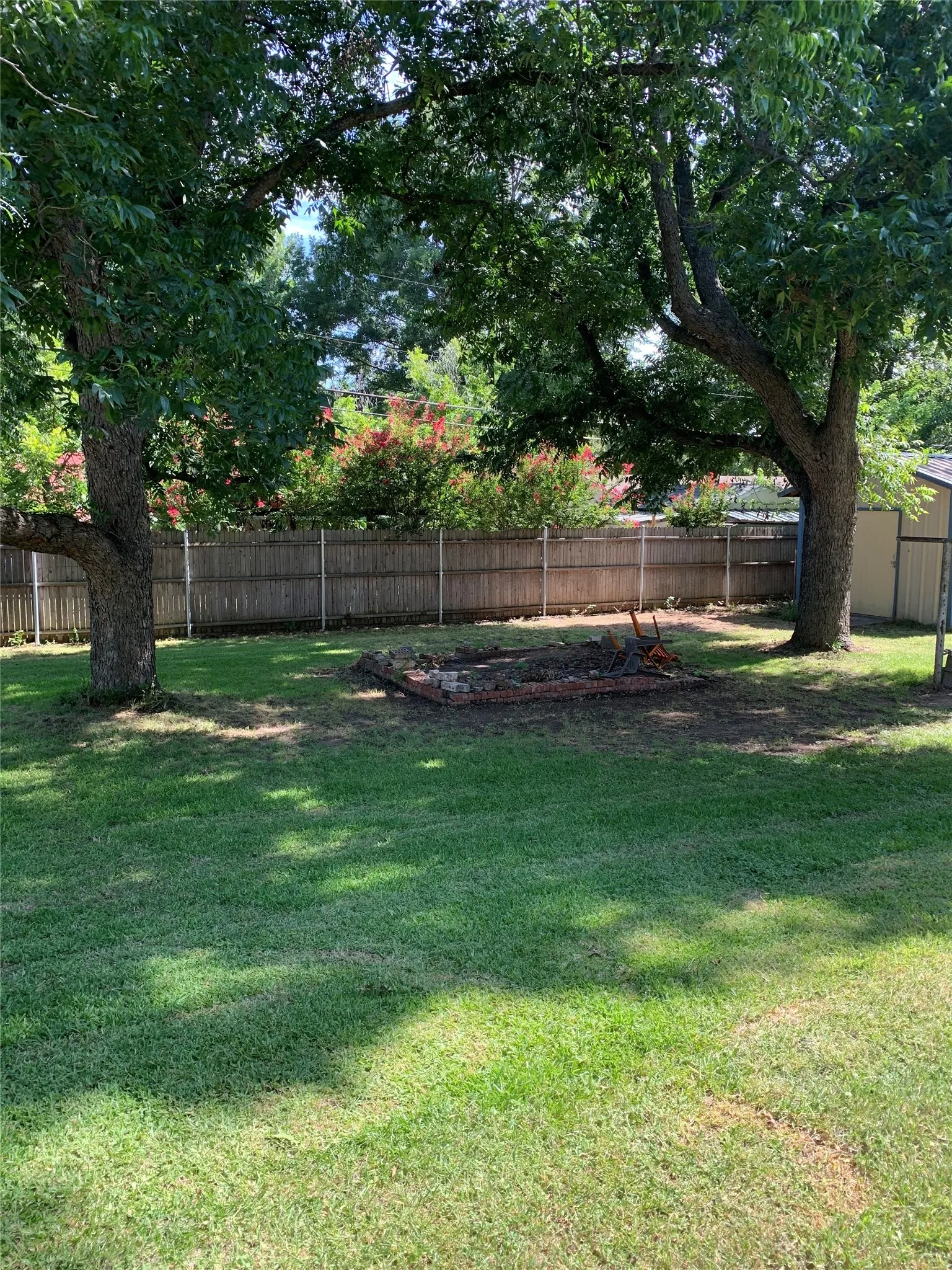 Single Family Residence For Sale in Wise County , 1808 Edgewood Drive, Bridgeport, Texas 76426, 4 Bedroom, 2 Bathroom, Garage spaces, 1,926 Sqft, built in 1968, mls#21284140, Real Estate Agent in Bridgeport, Homes For Sale in Wise county, Homes For Sale in Bridgeport, Realtor in Bridgeport Texas, Real Estate Brokerage Independent Realty Texas, Luminita Cordes Realtor