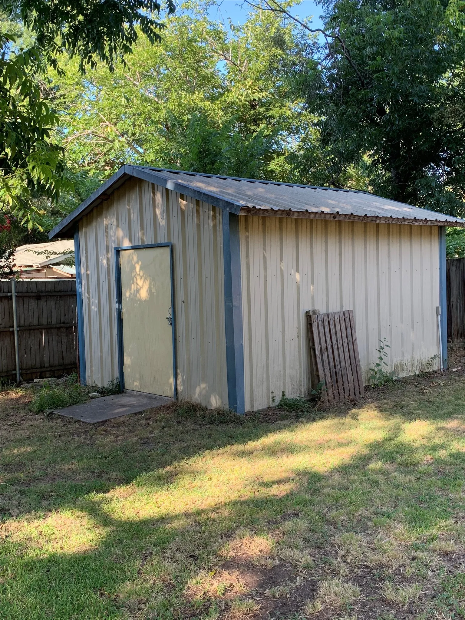Single Family Residence For Sale in Wise County , 1808 Edgewood Drive, Bridgeport, Texas 76426, 4 Bedroom, 2 Bathroom, Garage spaces, 1,926 Sqft, built in 1968, mls#21284140, Real Estate Agent in Bridgeport, Homes For Sale in Wise county, Homes For Sale in Bridgeport, Realtor in Bridgeport Texas, Real Estate Brokerage Independent Realty Texas, Luminita Cordes Realtor