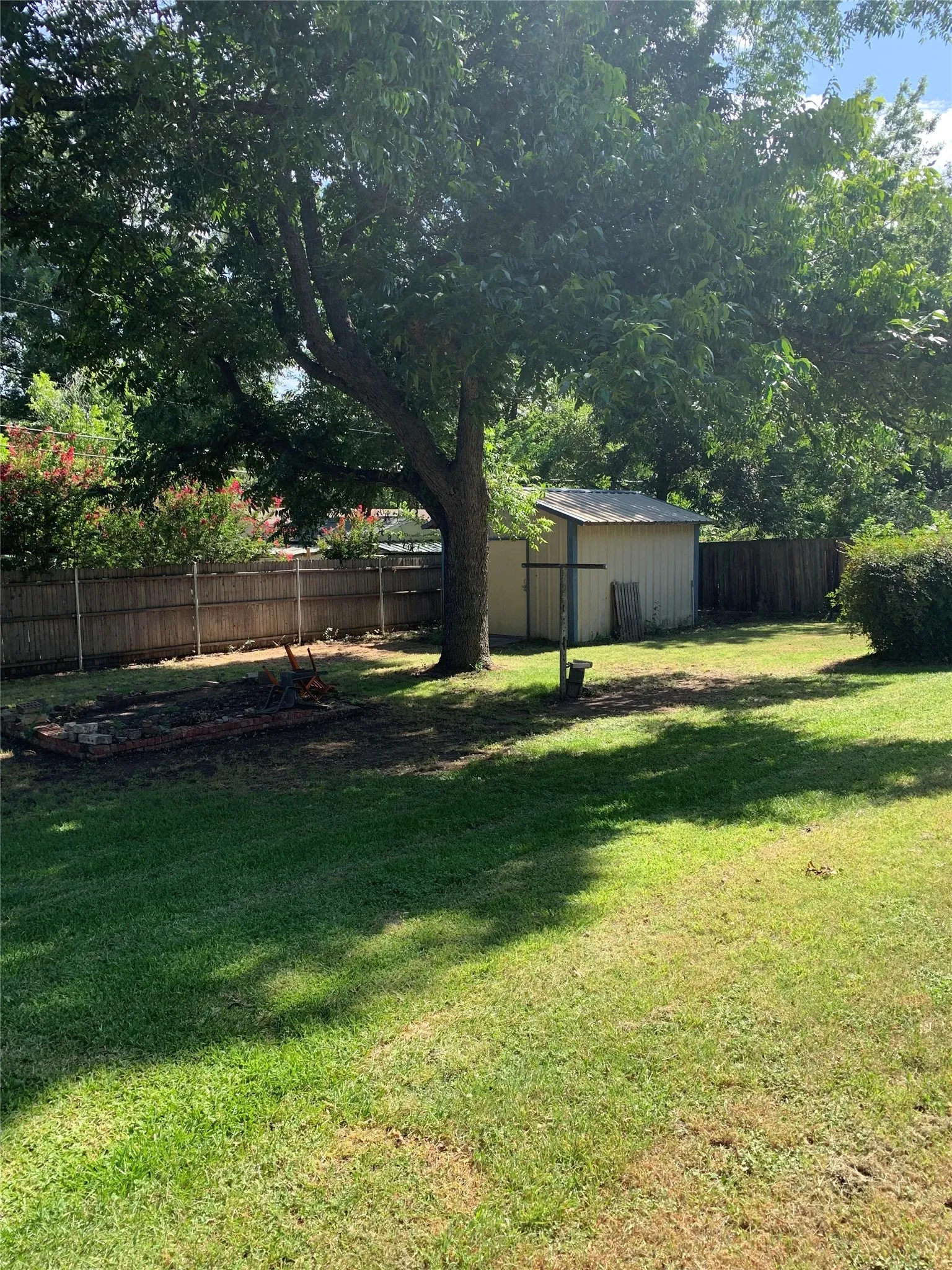 Single Family Residence For Sale in Wise County , 1808 Edgewood Drive, Bridgeport, Texas 76426, 4 Bedroom, 2 Bathroom, Garage spaces, 1,926 Sqft, built in 1968, mls#21284140, Real Estate Agent in Bridgeport, Homes For Sale in Wise county, Homes For Sale in Bridgeport, Realtor in Bridgeport Texas, Real Estate Brokerage Independent Realty Texas, Luminita Cordes Realtor