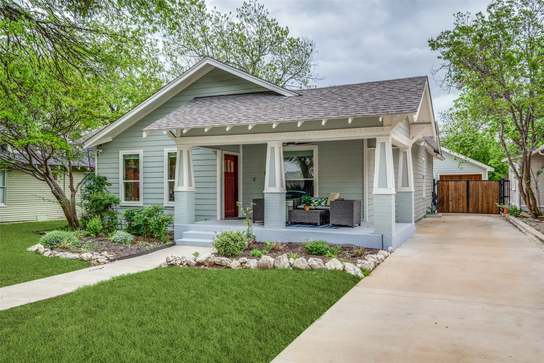 Single Family Residence For Rent in Dallas County , 734 N Montclair Avenue, Dallas, Texas 75208, 3 Bedrooms, 3 Bathrooms, 2 Garage spaces, 1,564 Sqft, built in 1922, Price $4,750, mls#21290587, Real Estate Agent in Dallas, Homes For Rent in Dallas county, Homes For Rent in Dallas, Realtor in Dallas Texas, Real Estate Brokerage Independent Realty Texas, Luminita Cordes Realtor
