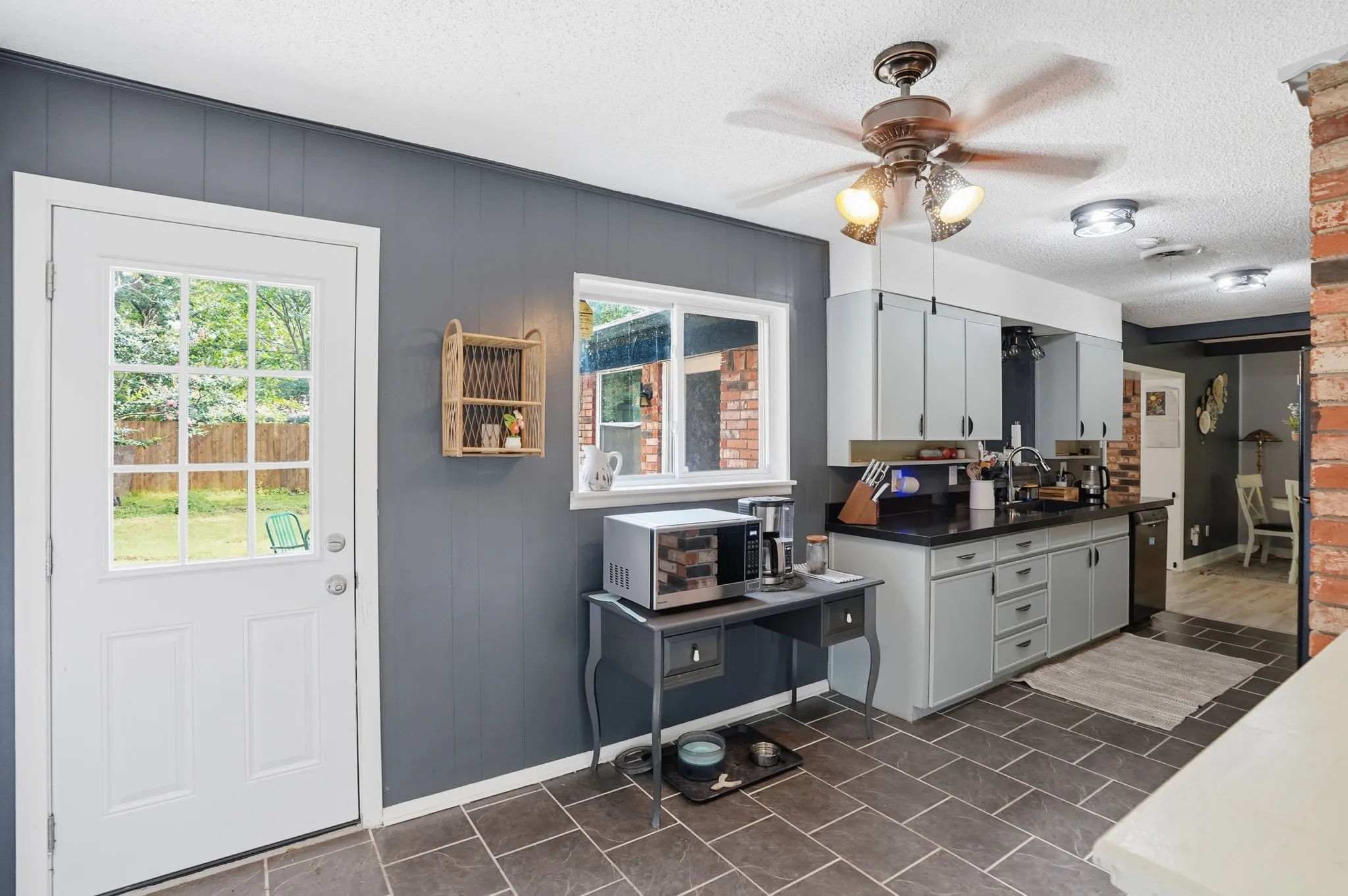 Single Family Residence For Sale in Tarrant County , 6801 Yolanda Drive, Fort Worth, Texas 76112, 3 Bedroom, 2 Bathroom, 2 Garage spaces, 1,753 Sqft, built in 1966, mls#21290612, Real Estate Agent in Fort Worth, Homes For Sale in Tarrant county, Homes For Sale in Fort Worth, Realtor in Fort Worth Texas, Real Estate Brokerage Independent Realty Texas, Luminita Cordes Realtor