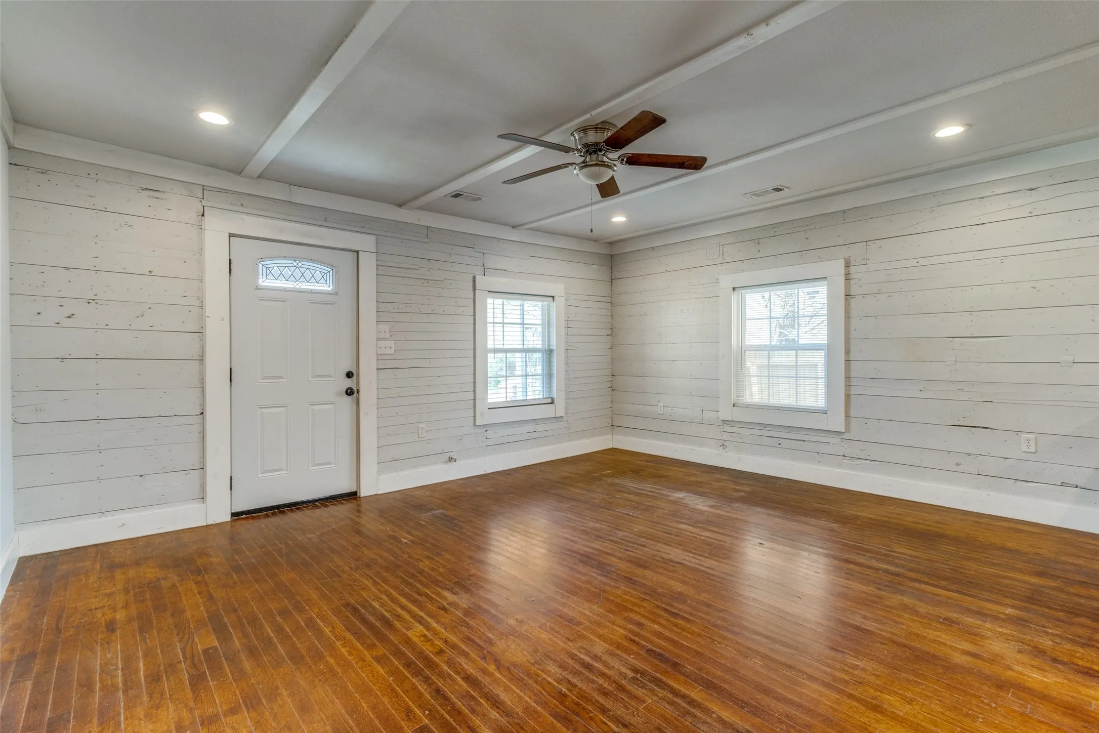 Single Family Residence For Sale in Fannin County , 1110 Chestnut Street, Bonham, Texas 75418, 3 Bedroom, 2 Bathroom, Garage spaces, 1,168 Sqft, built in 1940, mls#21290580, Real Estate Agent in Bonham, Homes For Sale in Fannin county, Homes For Sale in Bonham, Realtor in Bonham Texas, Real Estate Brokerage Independent Realty Texas, Luminita Cordes Realtor