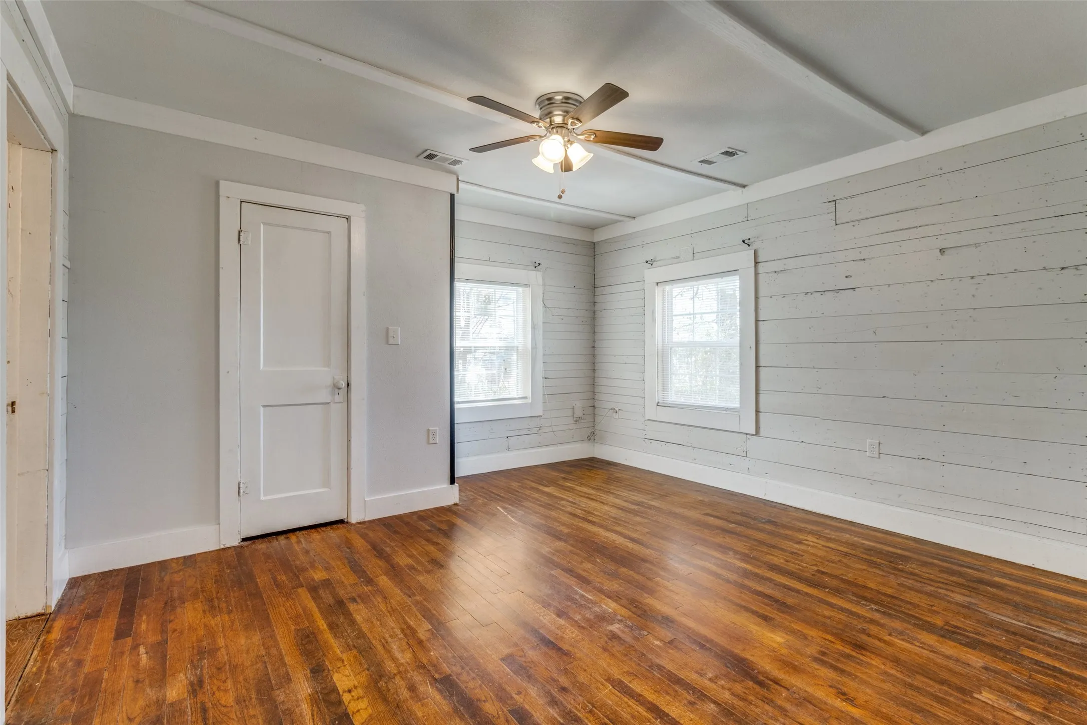Single Family Residence For Sale in Fannin County , 1110 Chestnut Street, Bonham, Texas 75418, 3 Bedroom, 2 Bathroom, Garage spaces, 1,168 Sqft, built in 1940, mls#21290580, Real Estate Agent in Bonham, Homes For Sale in Fannin county, Homes For Sale in Bonham, Realtor in Bonham Texas, Real Estate Brokerage Independent Realty Texas, Luminita Cordes Realtor