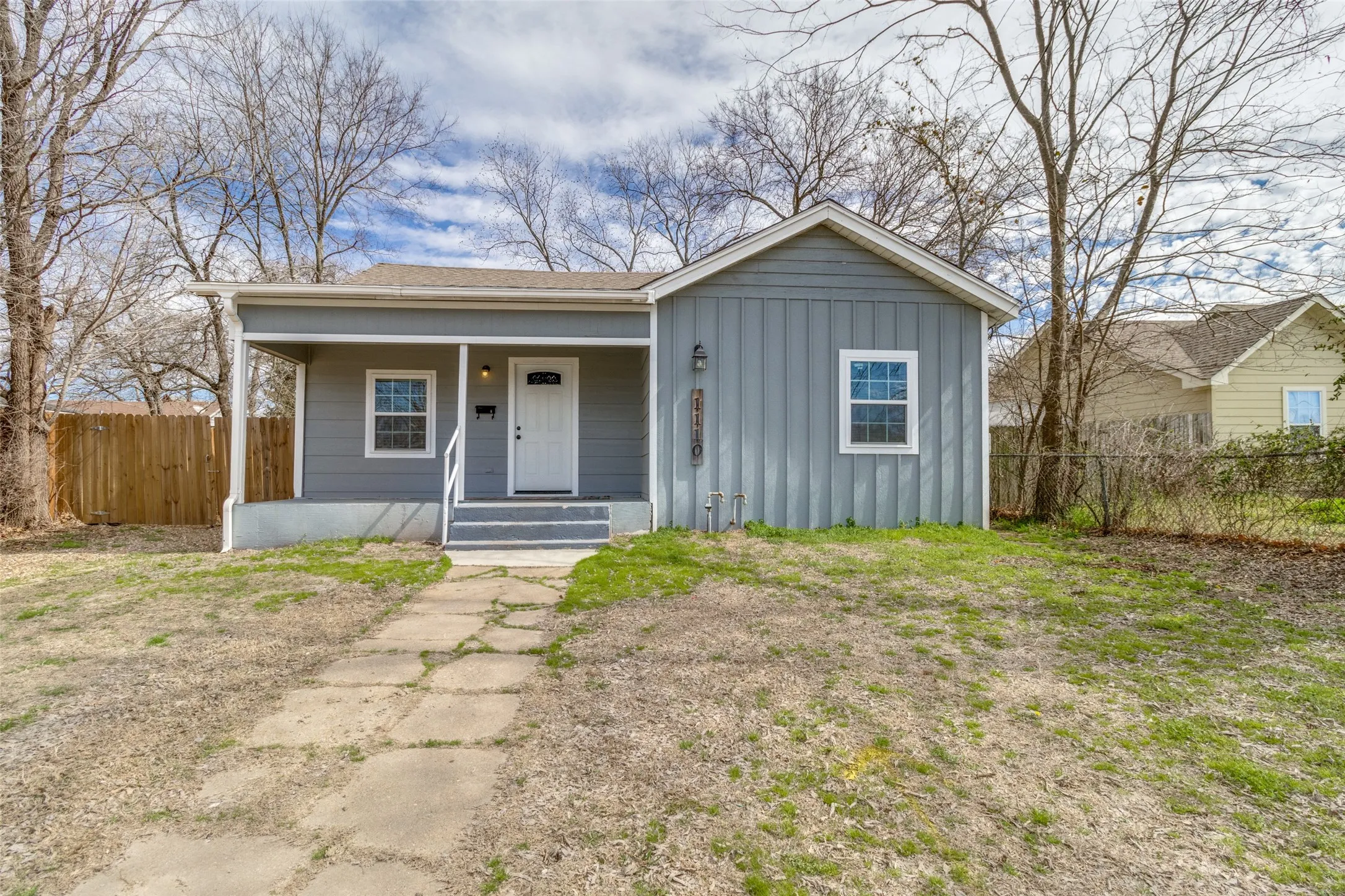 Single Family Residence For Sale in Fannin County , 1110 Chestnut Street, Bonham, Texas 75418, 3 Bedroom, 2 Bathroom, Garage spaces, 1,168 Sqft, built in 1940, mls#21290580, Real Estate Agent in Bonham, Homes For Sale in Fannin county, Homes For Sale in Bonham, Realtor in Bonham Texas, Real Estate Brokerage Independent Realty Texas, Luminita Cordes Realtor