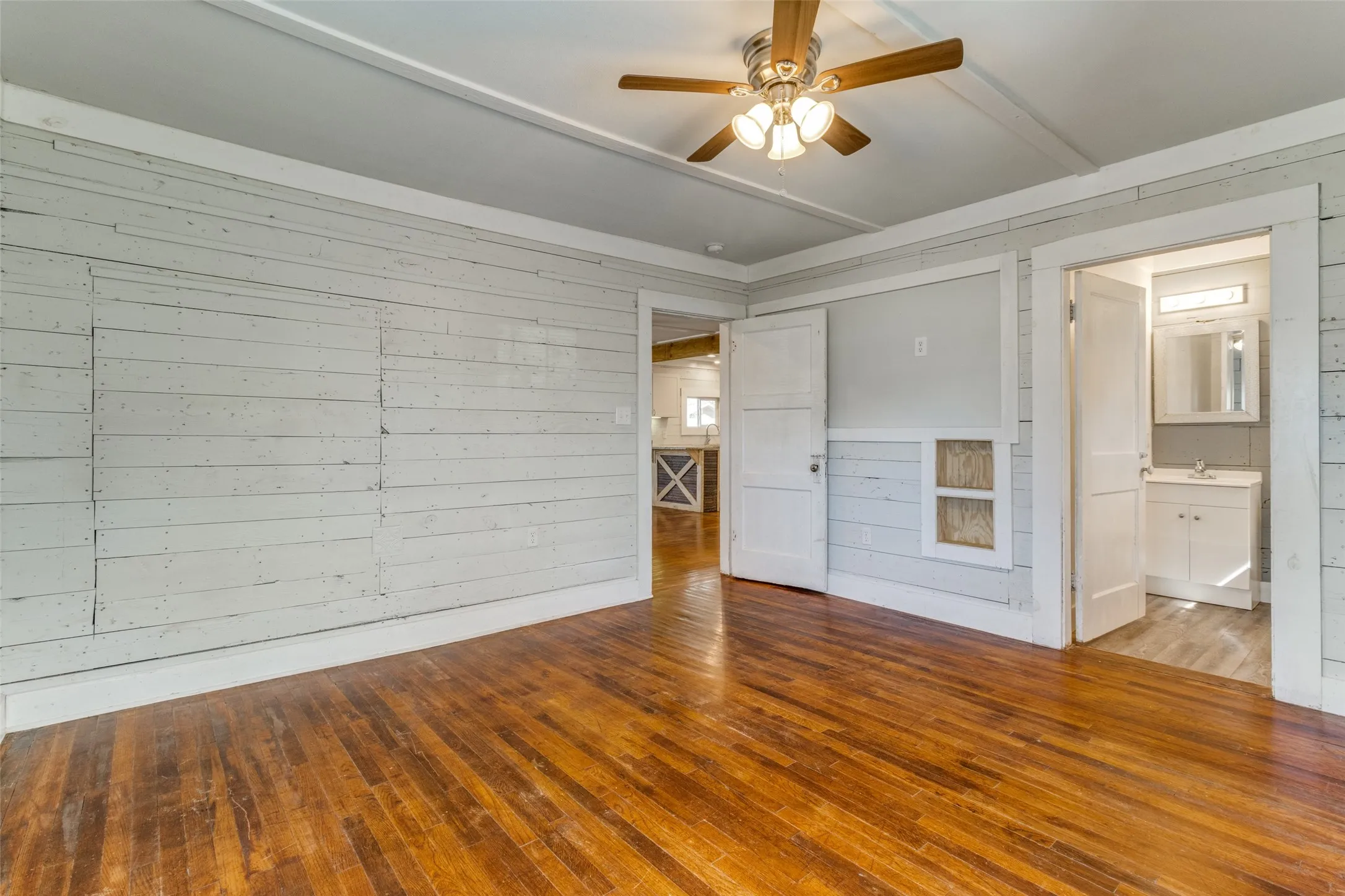 Single Family Residence For Sale in Fannin County , 1110 Chestnut Street, Bonham, Texas 75418, 3 Bedroom, 2 Bathroom, Garage spaces, 1,168 Sqft, built in 1940, mls#21290580, Real Estate Agent in Bonham, Homes For Sale in Fannin county, Homes For Sale in Bonham, Realtor in Bonham Texas, Real Estate Brokerage Independent Realty Texas, Luminita Cordes Realtor